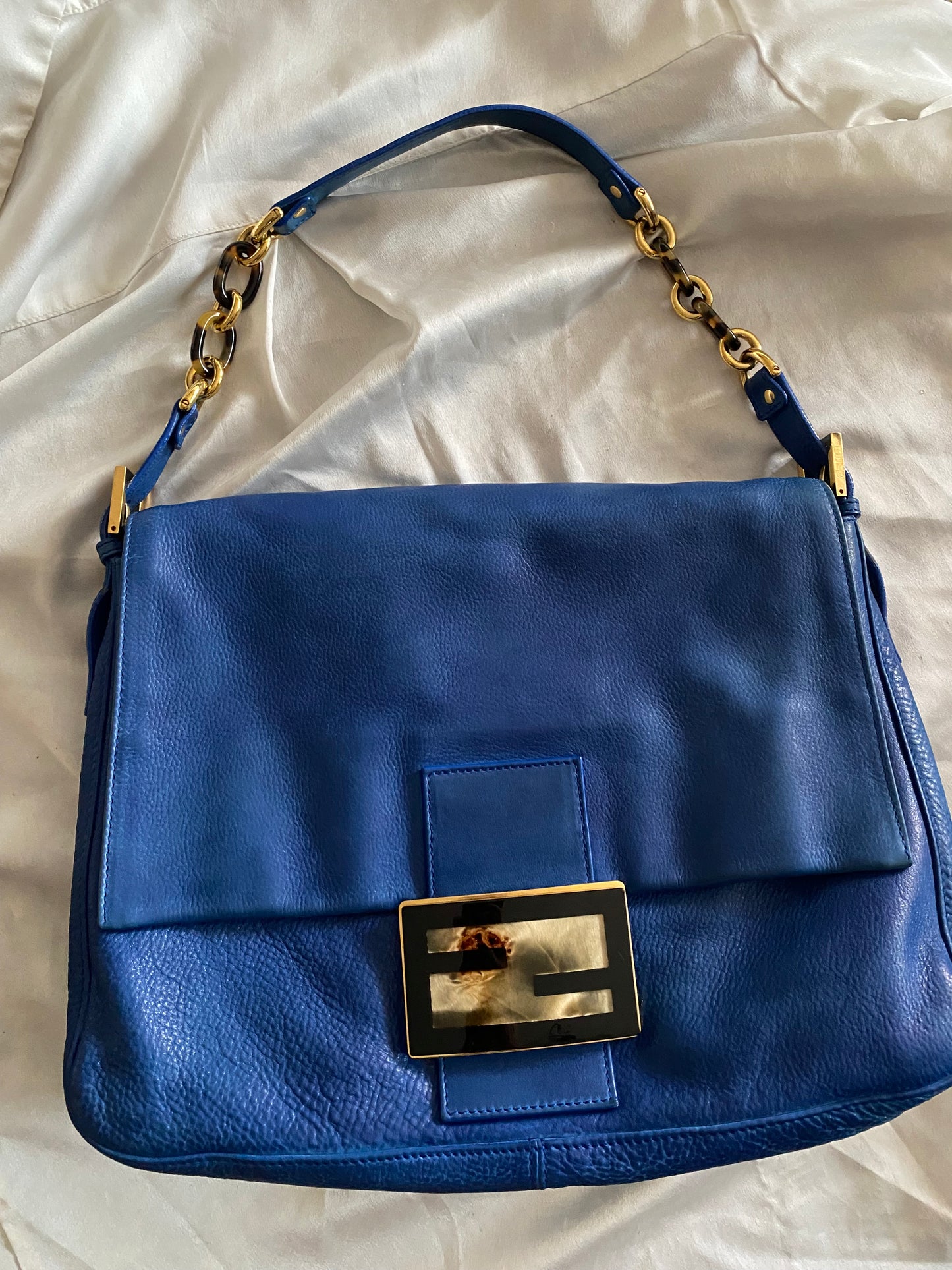 Fendi mamma baguette jumbo in pelle blu marble