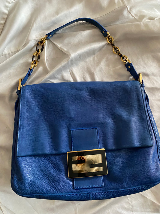 Fendi mamma baguette jumbo in pelle blu marble