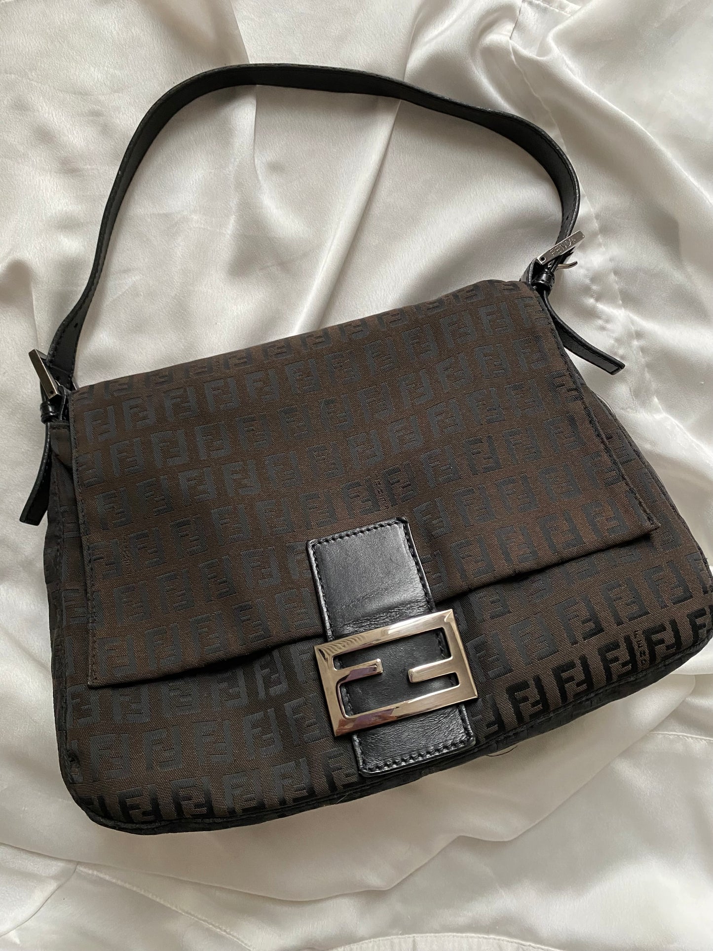 Fendi mamma baguette monogram zucchino nera riflessi marroni