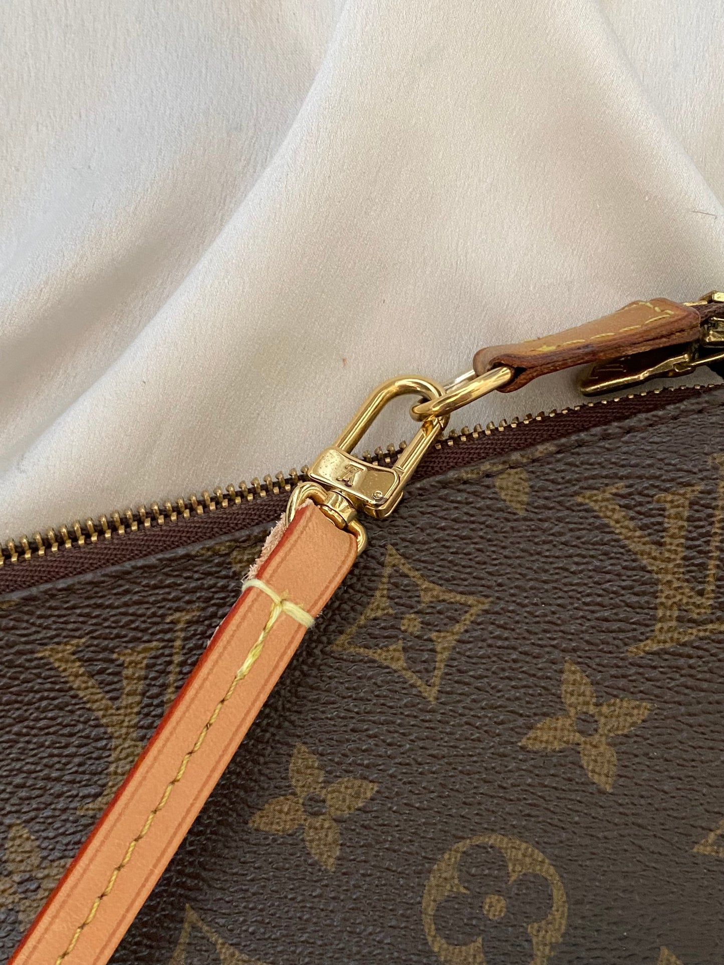 Louis Vuitton pochette accessoire classic monogram