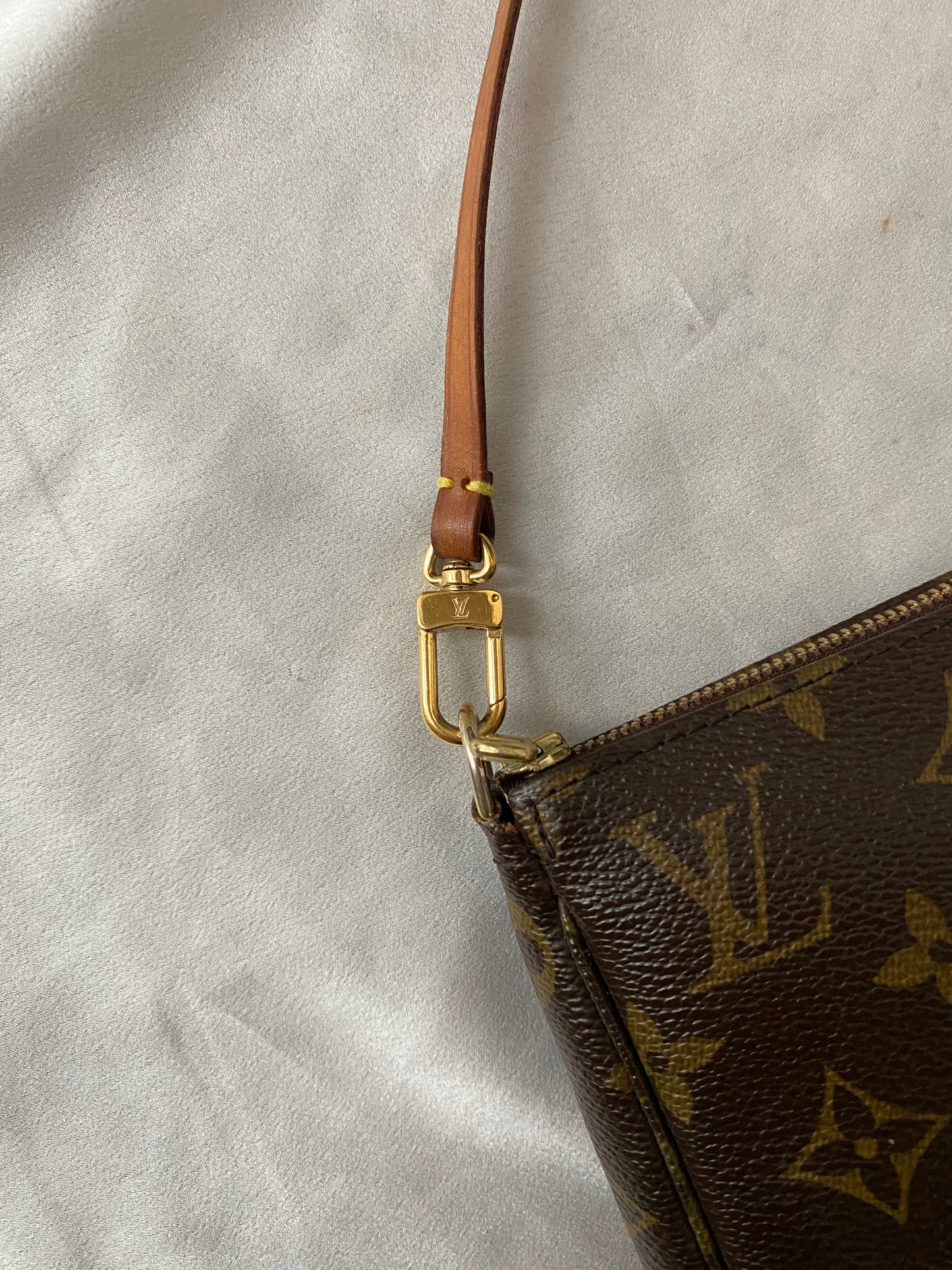Louis Vuitton pochette accessoire monogram Classico