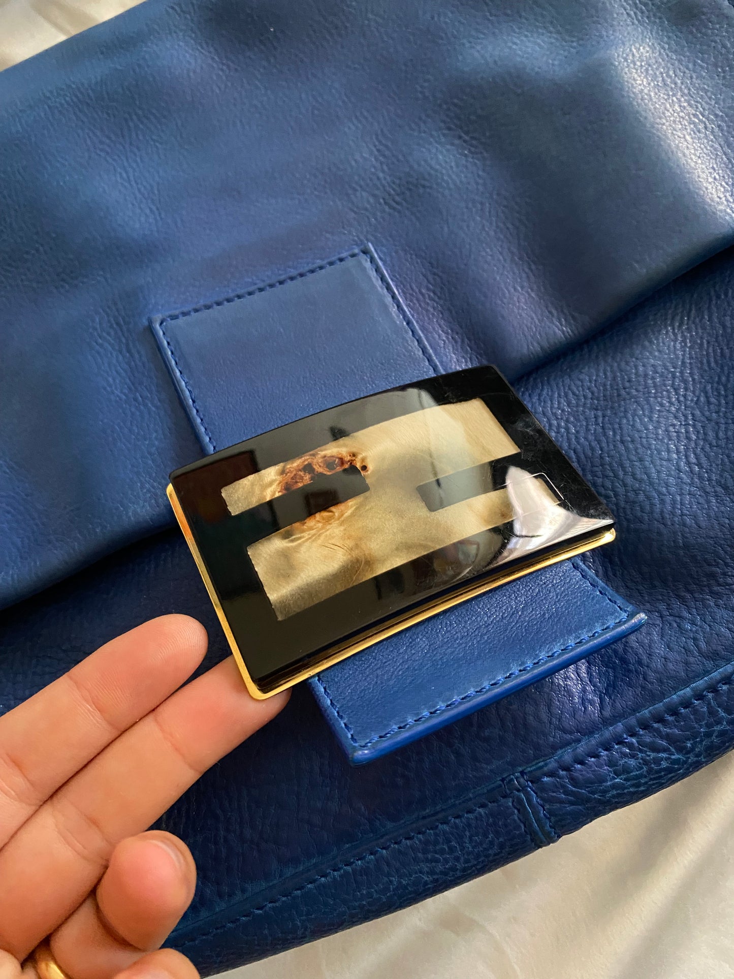 Fendi mamma baguette jumbo in pelle blu marble