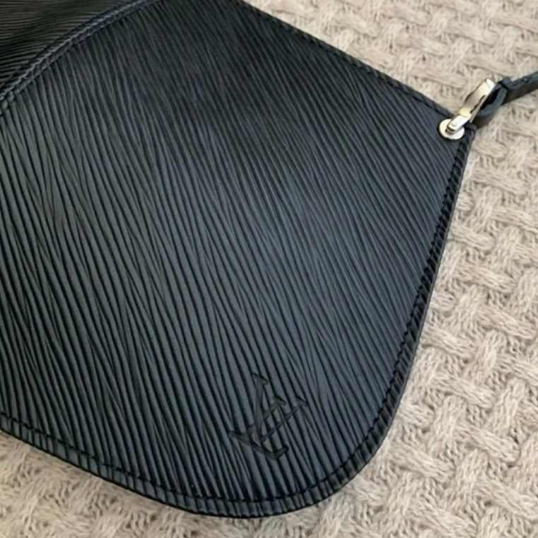 Louis Vuitton pochette demi lune epi