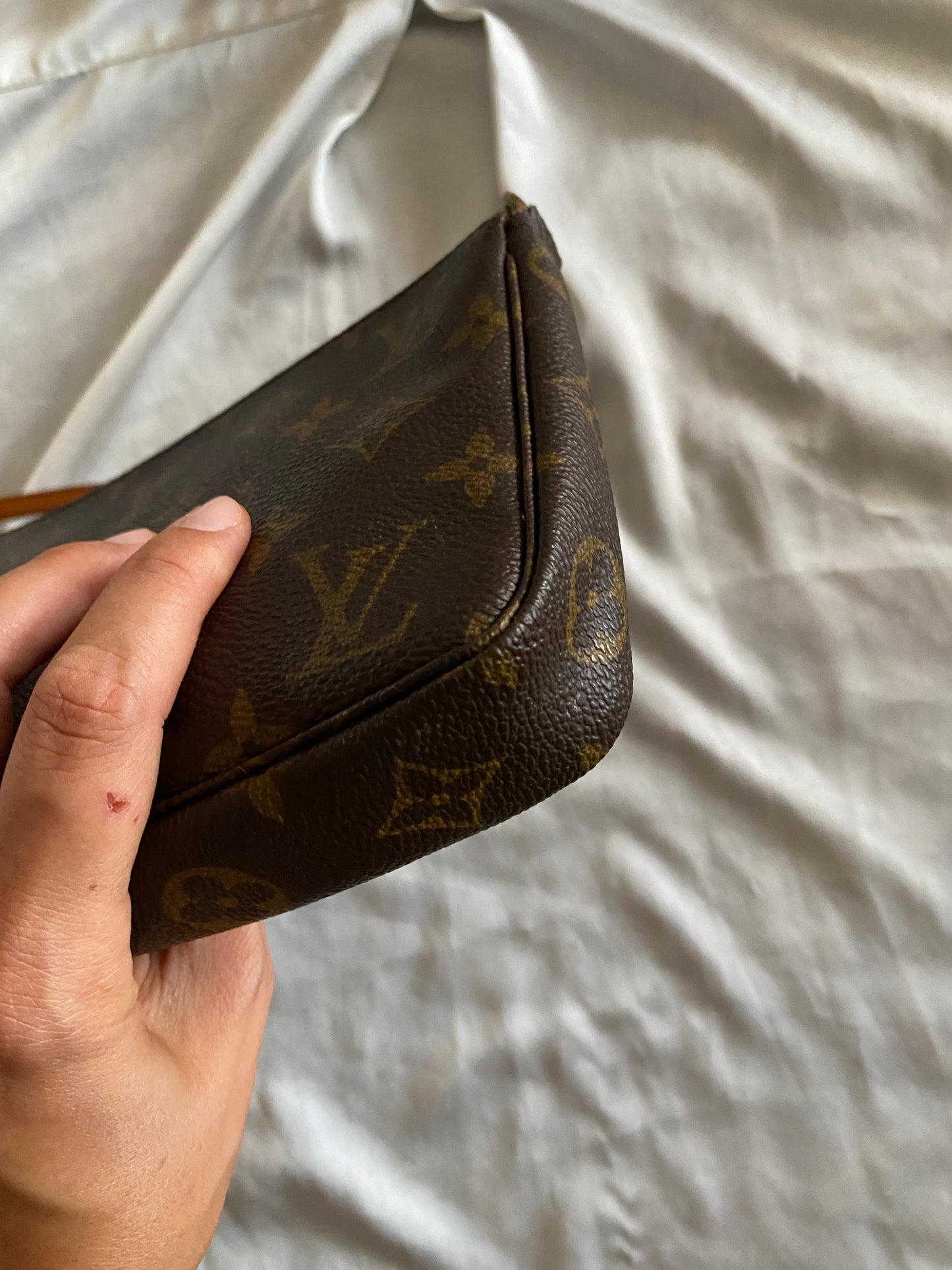 Louis Vuitton pochette accessoire monogram