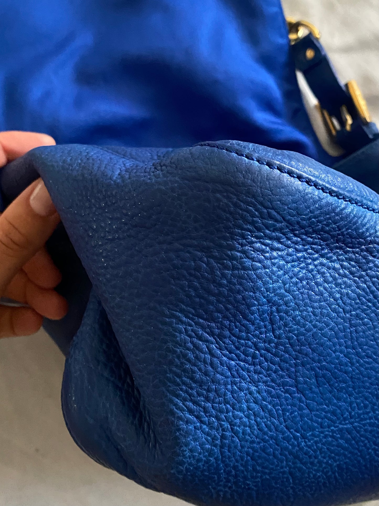 Fendi mamma baguette jumbo in pelle blu marble