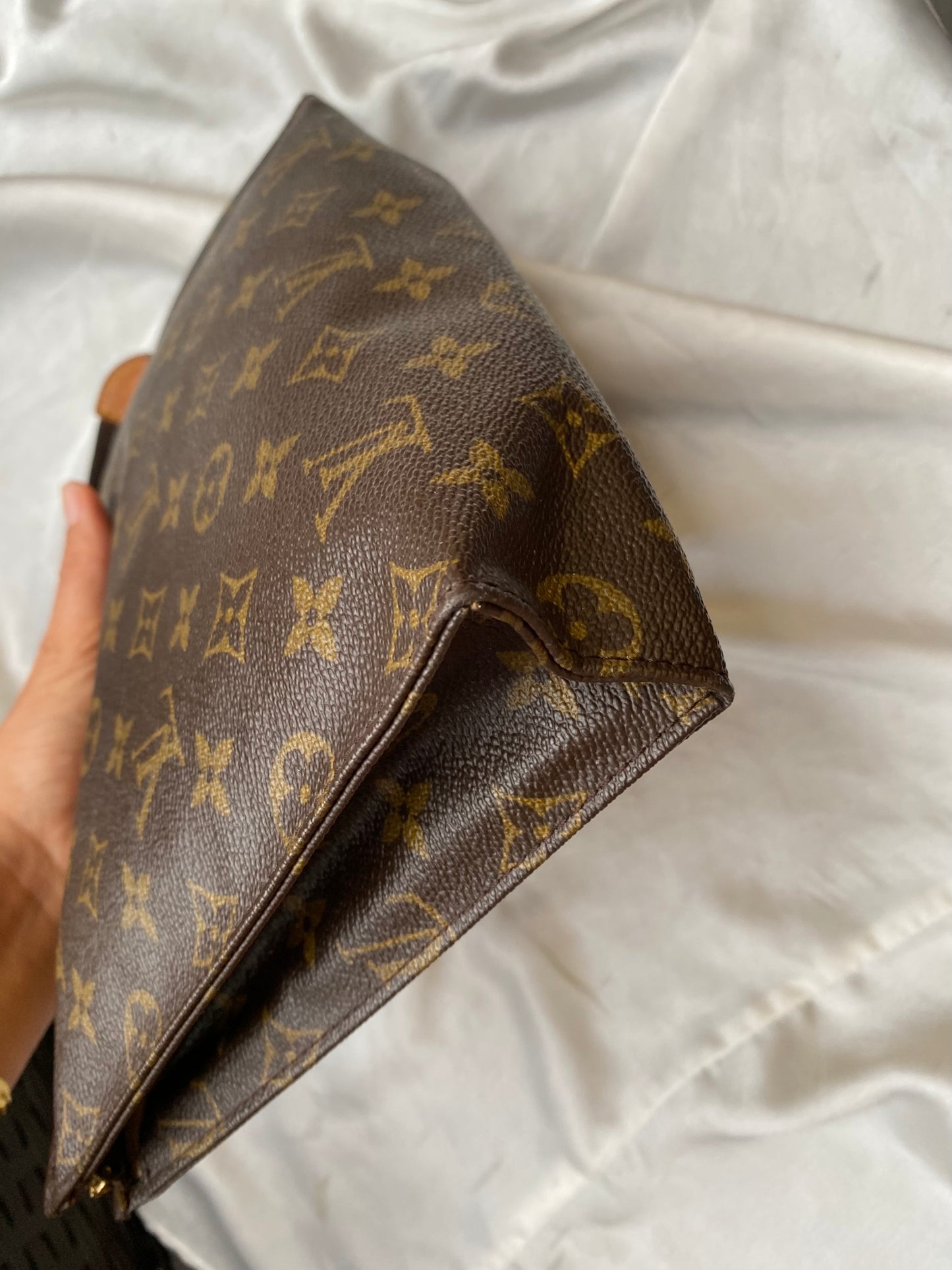 Louis Vuitton trousse toilette 26