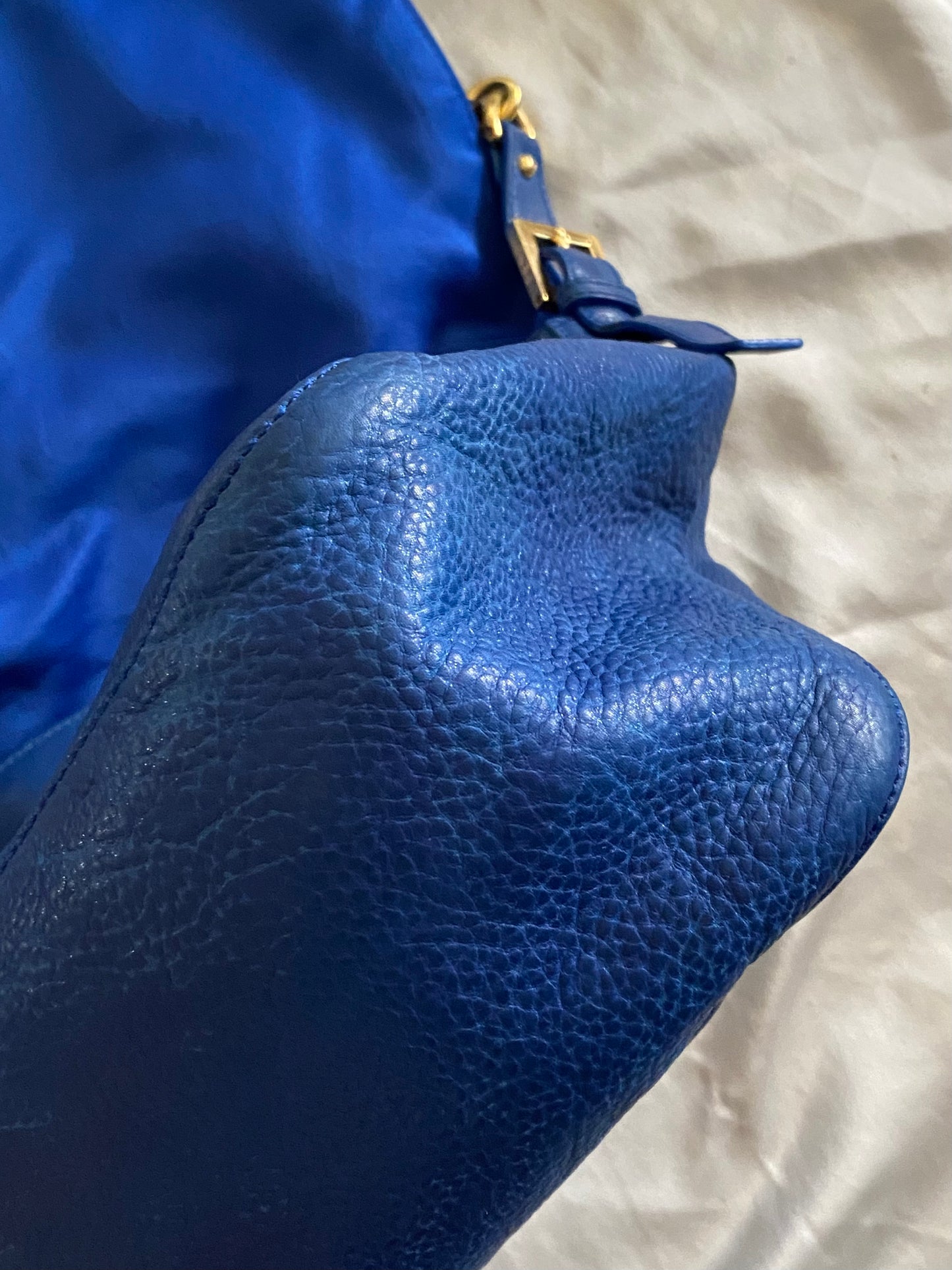 Fendi mamma baguette jumbo in pelle blu marble