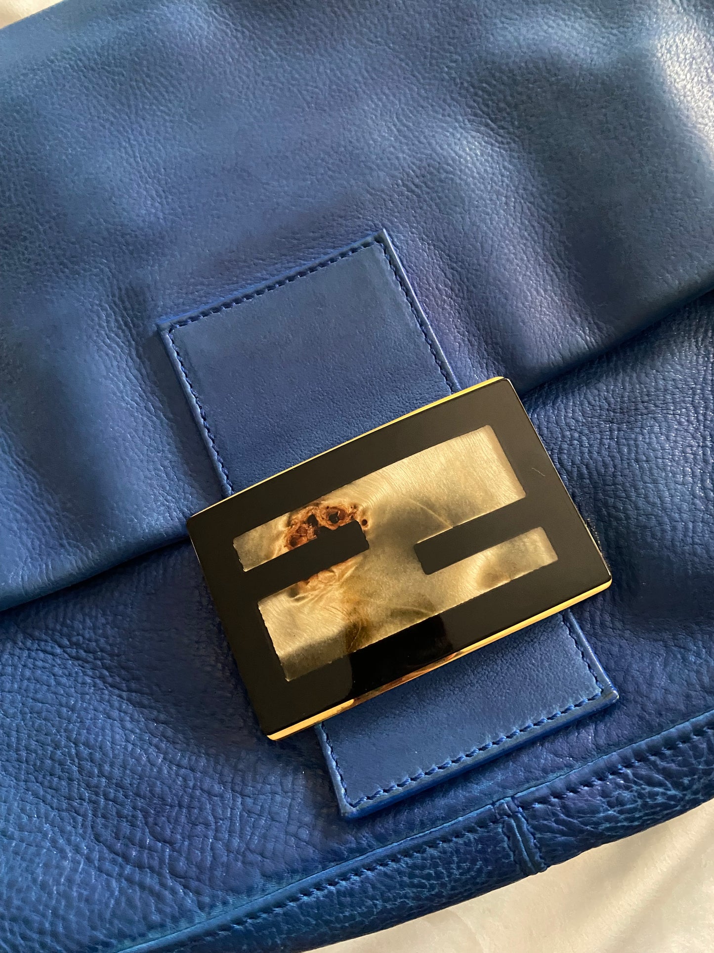 Fendi mamma baguette jumbo in pelle blu marble