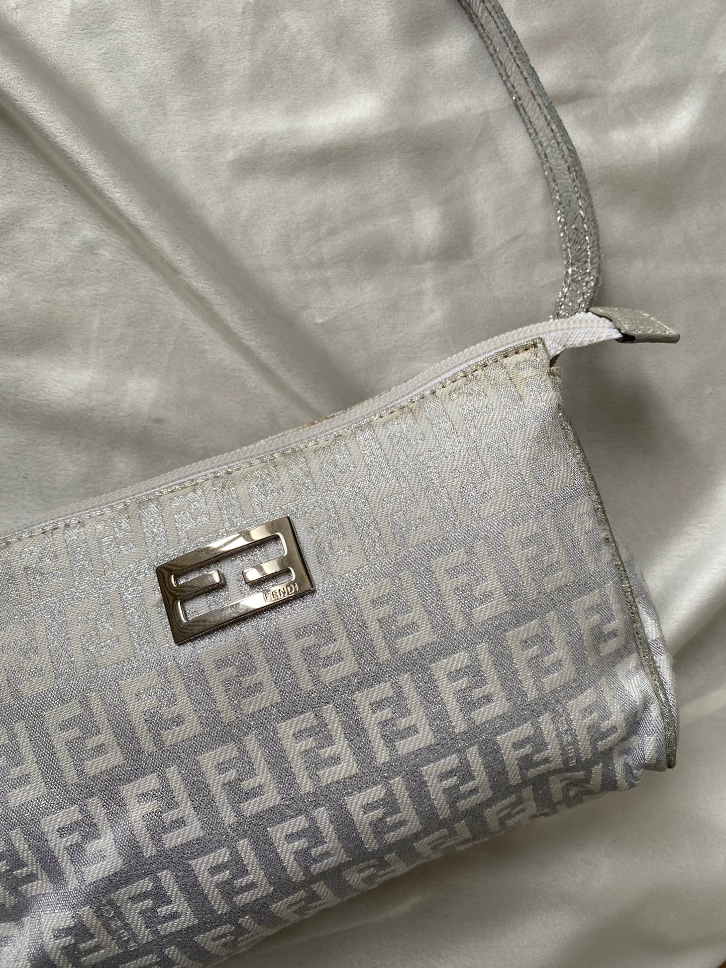 Fendi pochette argento brillante