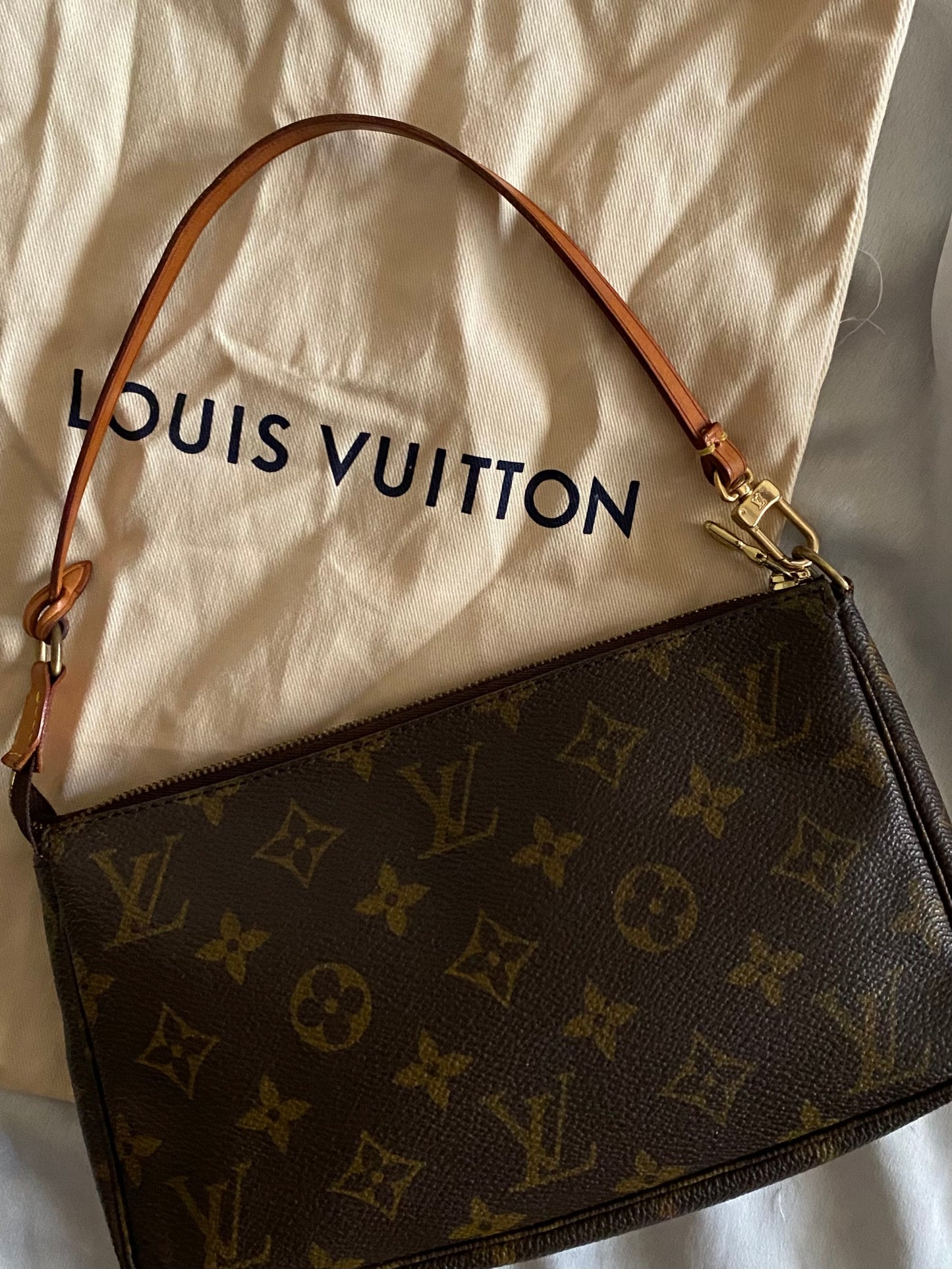 Louis Vuitton pochette accessoire monogram