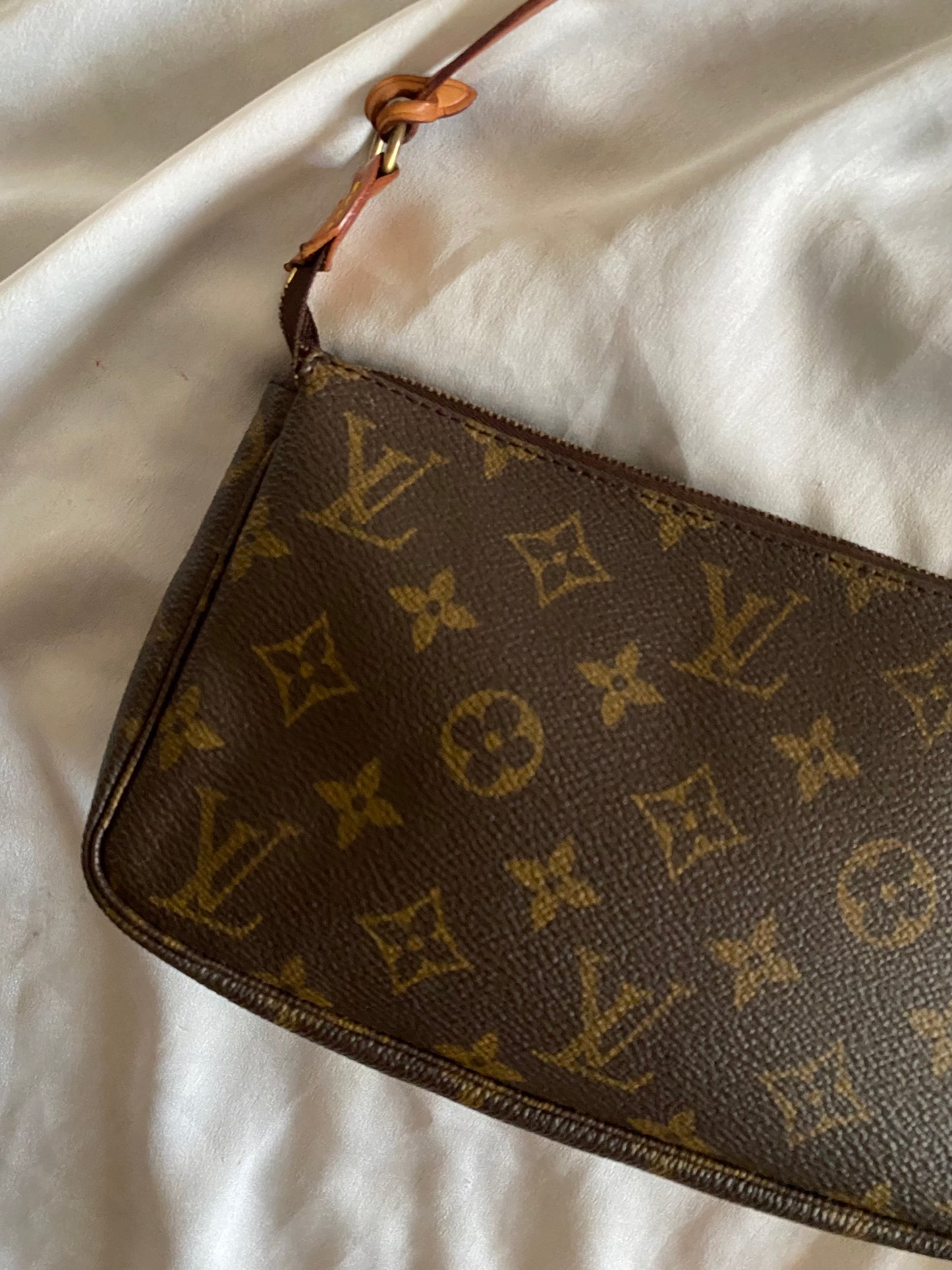 Louis Vuitton pochette accessoire monogram
