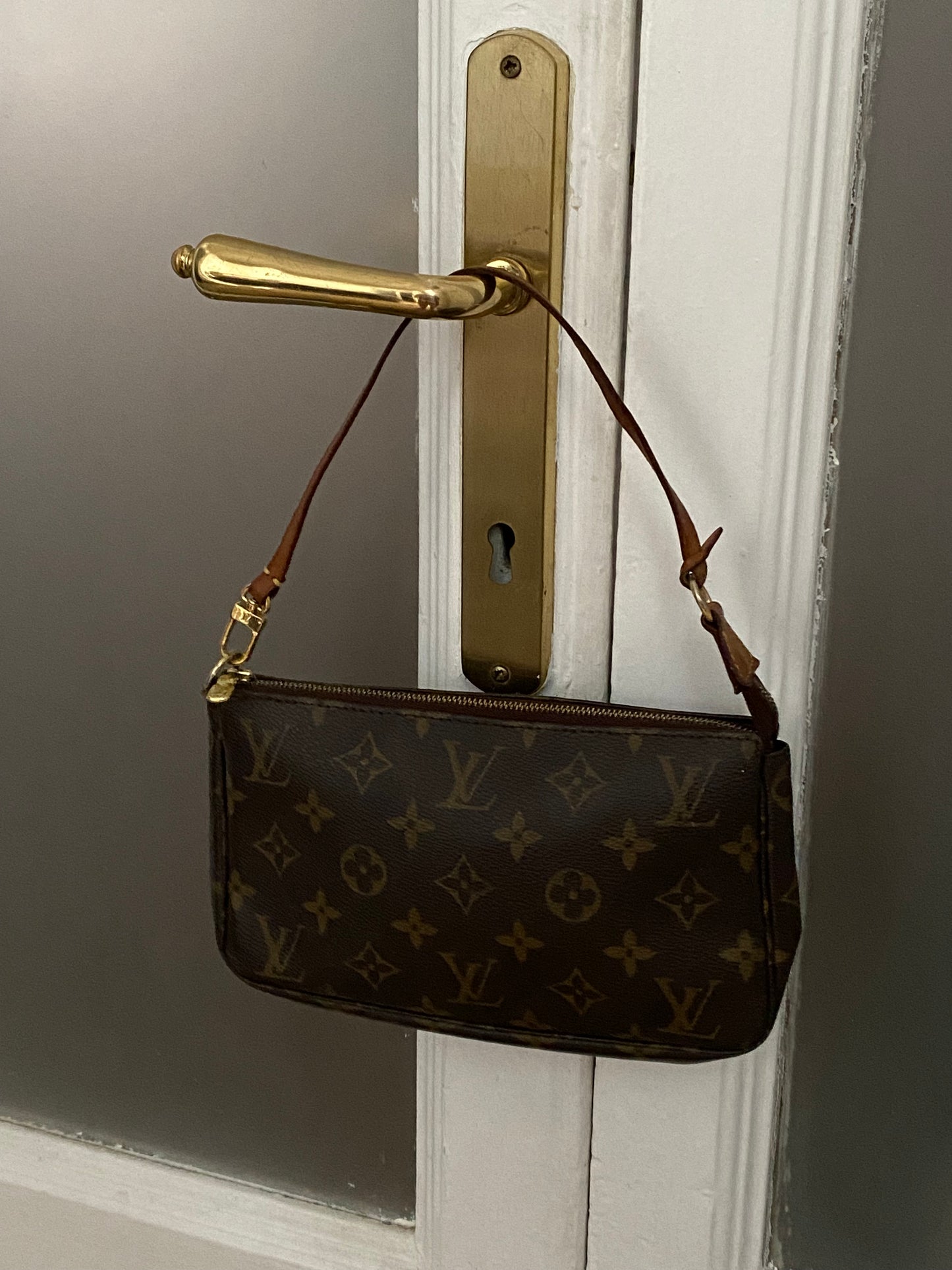 Louis Vuitton pochette accessoire monogram Classico