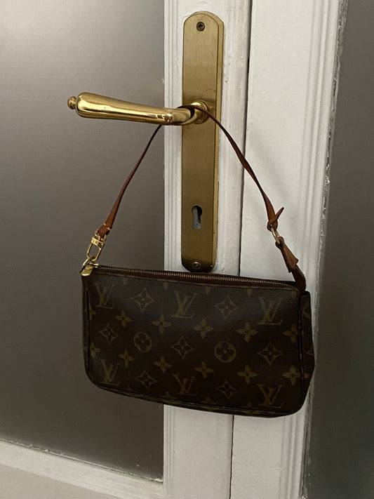 Louis Vuitton pochette accessoire monogram Classico