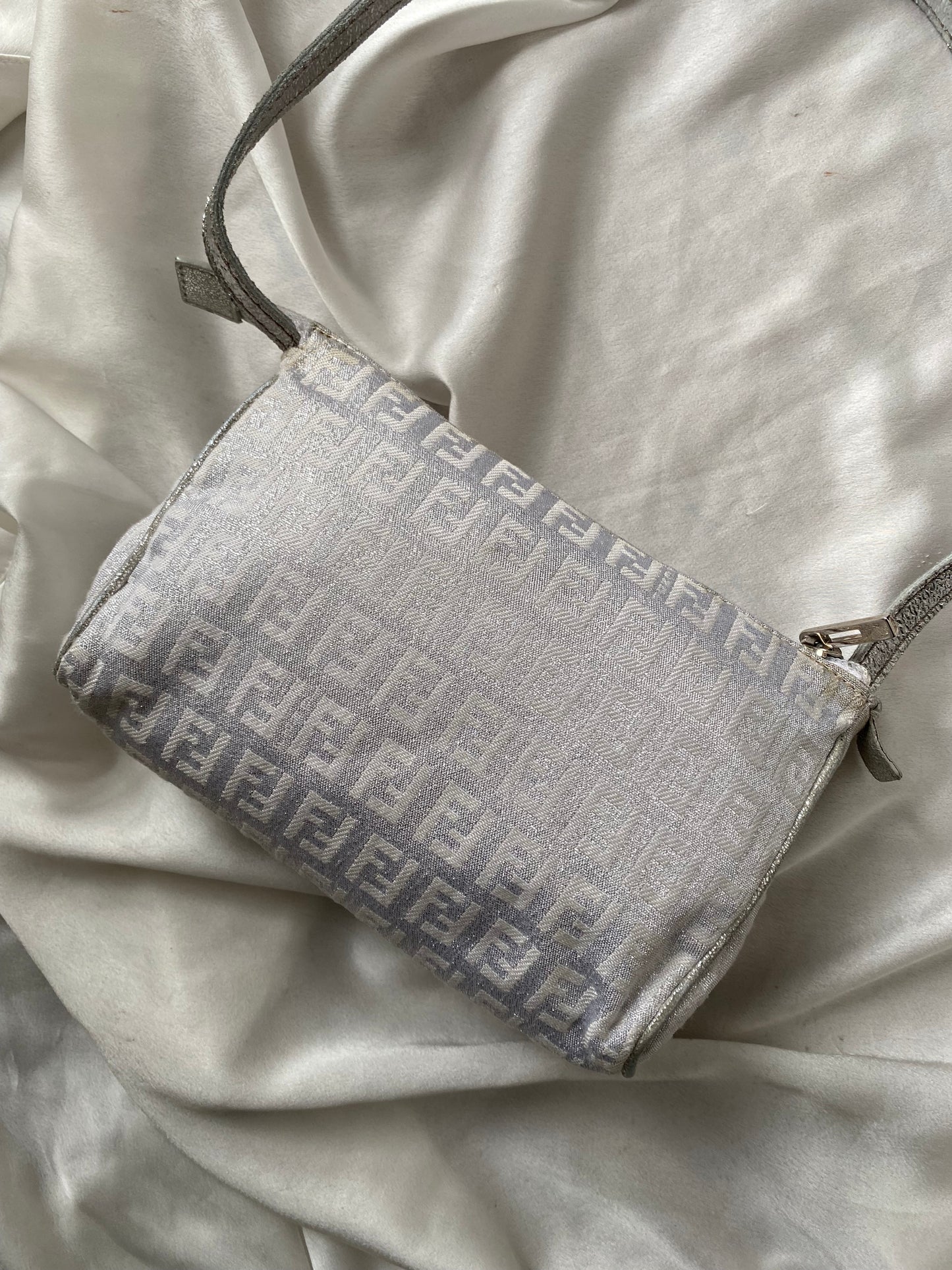 Fendi pochette argento brillante