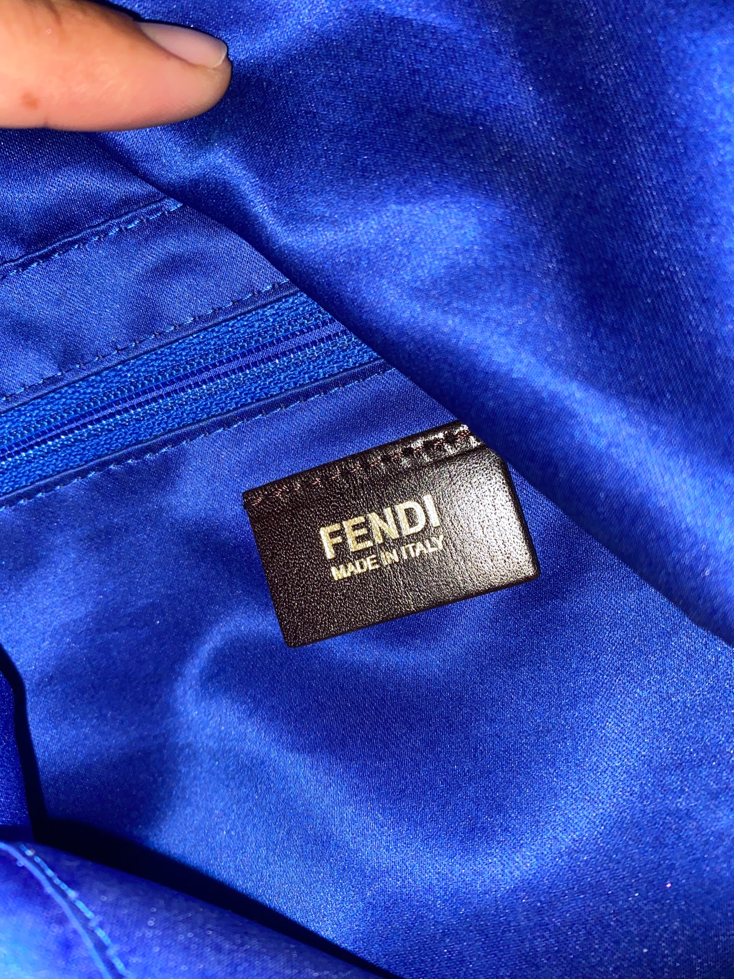 Fendi mamma baguette jumbo in pelle blu marble