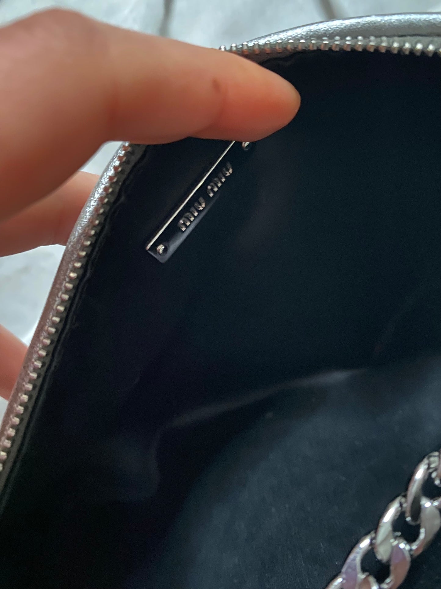Miu Miu pochette argento metallizzato