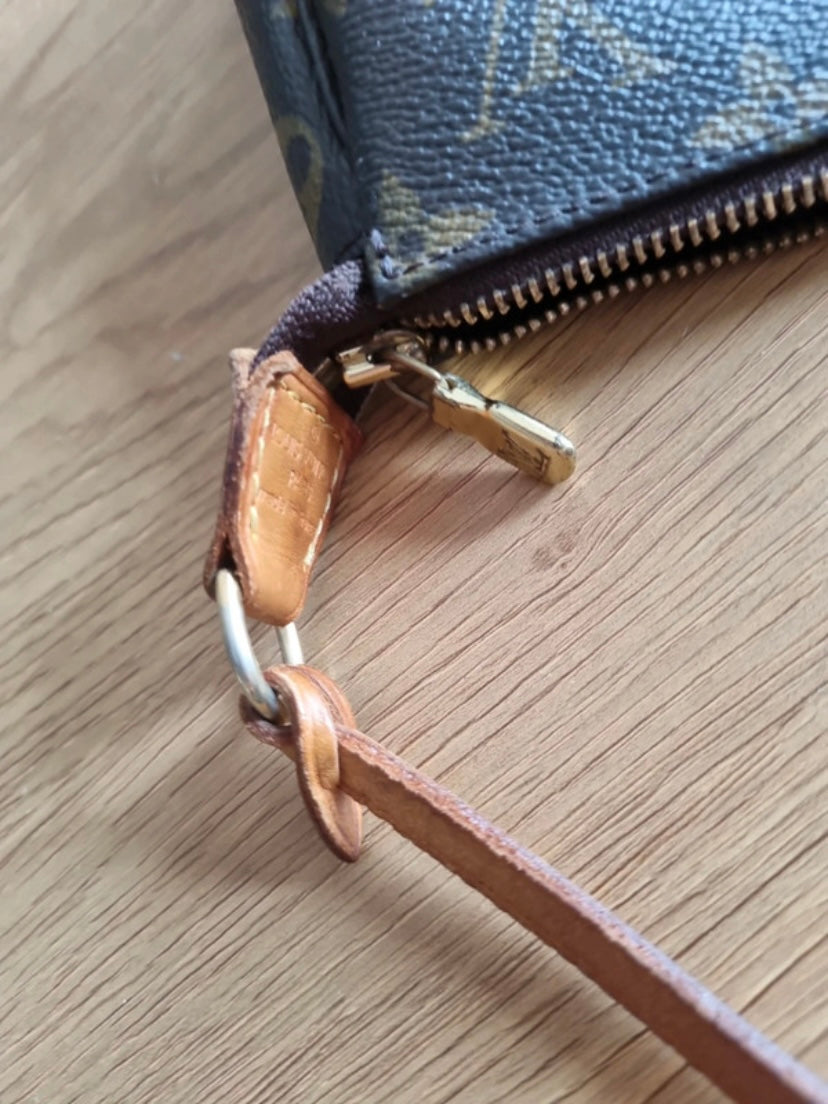 Louis Vuitton pochette accessoire monogram classique
