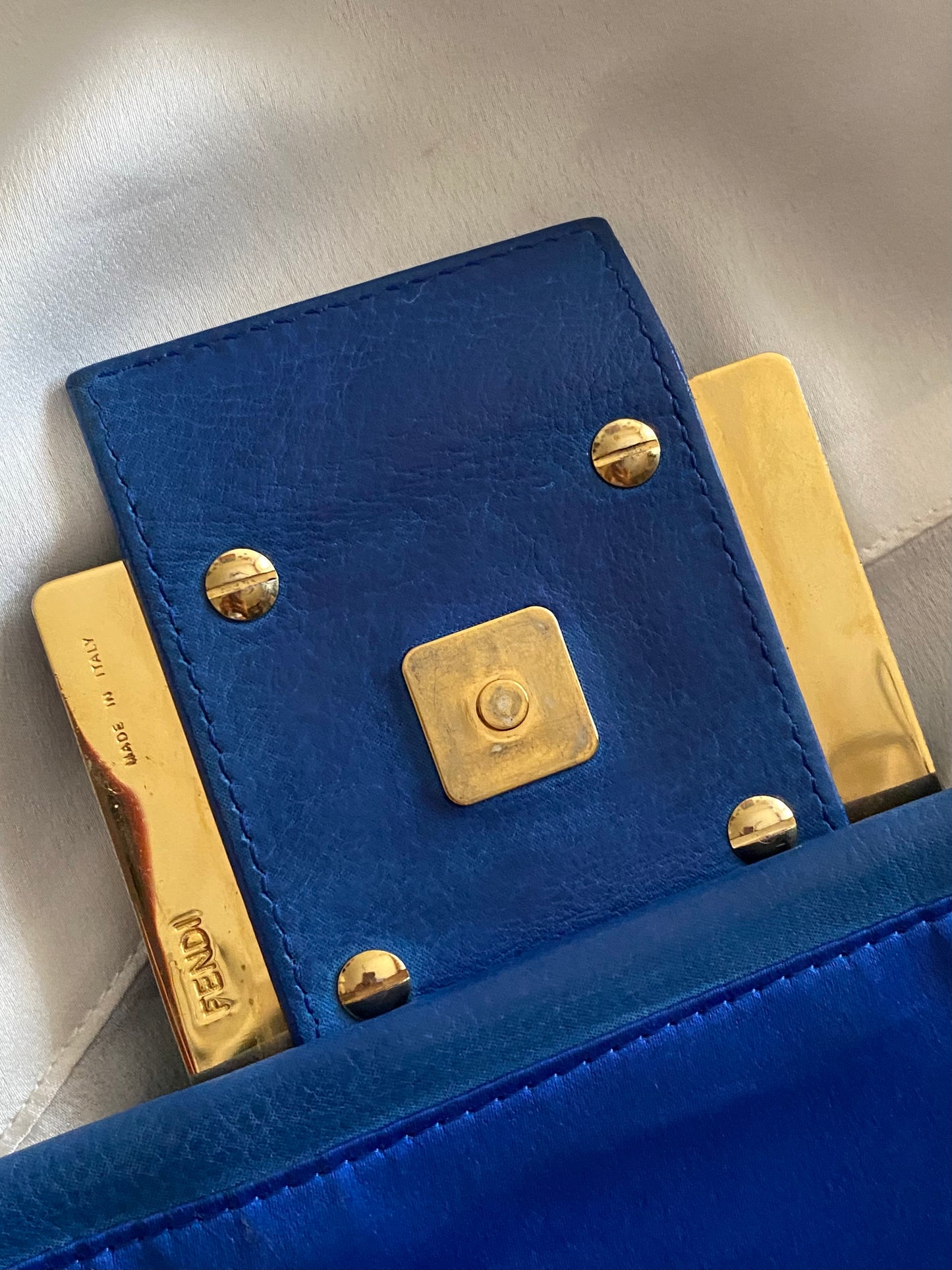 Fendi mamma baguette jumbo in pelle blu marble