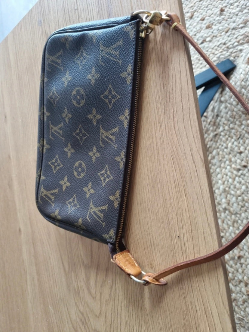 Louis Vuitton pochette accessoire monogram classique
