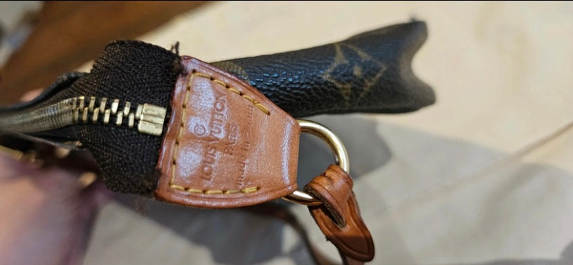 Louis Vuitton pochette accessoire con dustbag