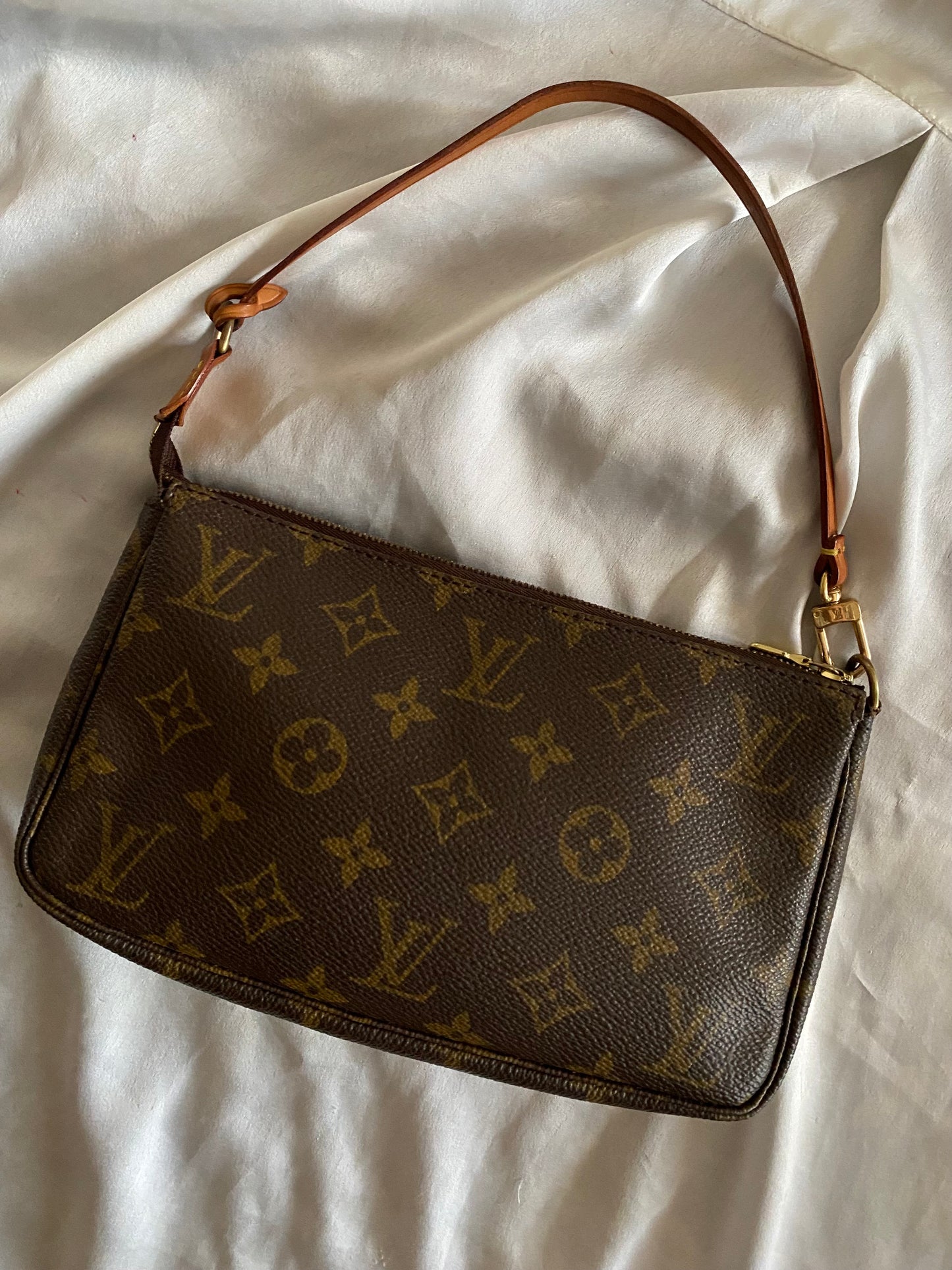 Louis Vuitton pochette accessoire monogram