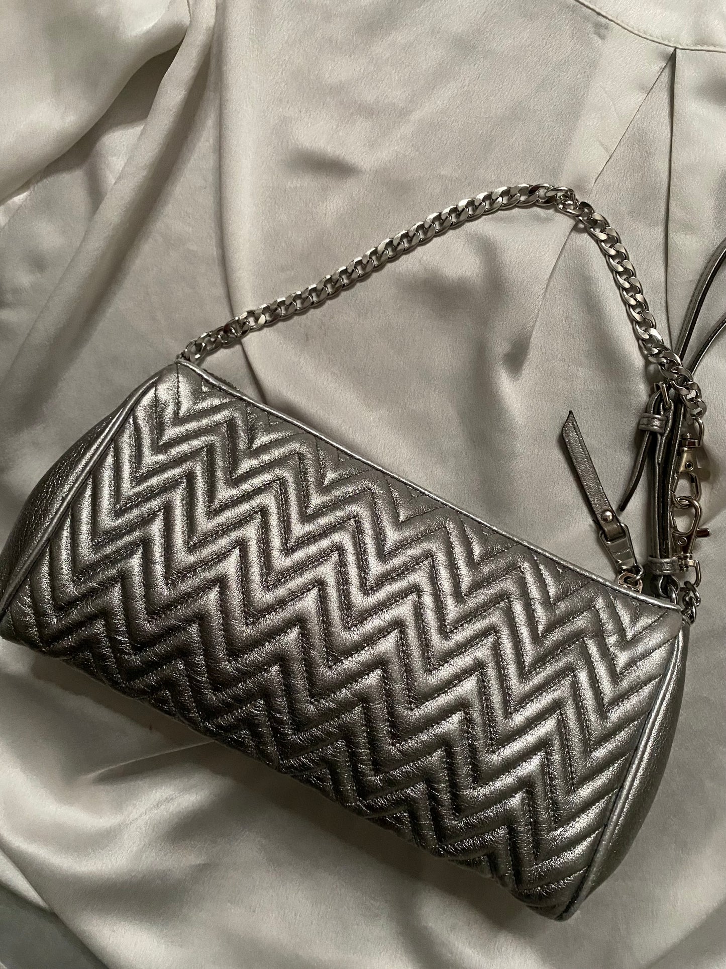 Miu Miu pochette argento metallizzato