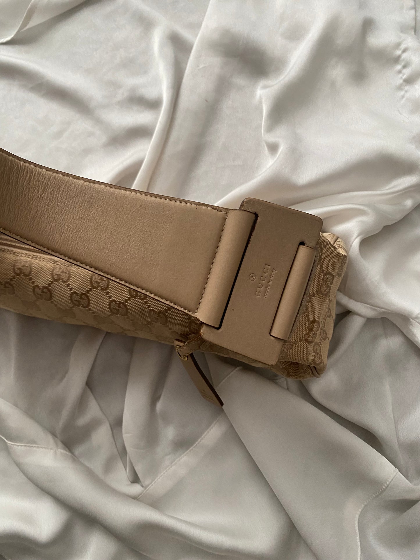 Gucci baguette monogram beige