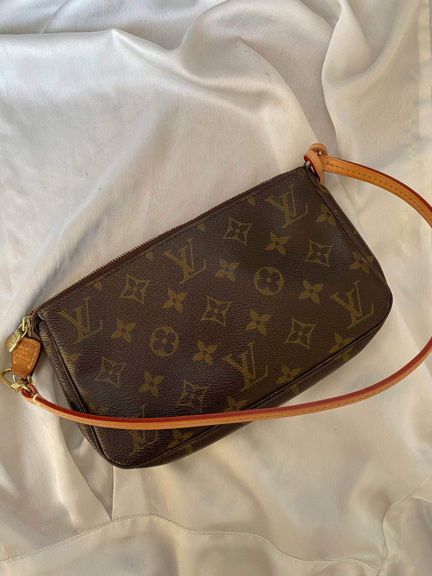Louis Vuitton pochette accessoire classic monogram