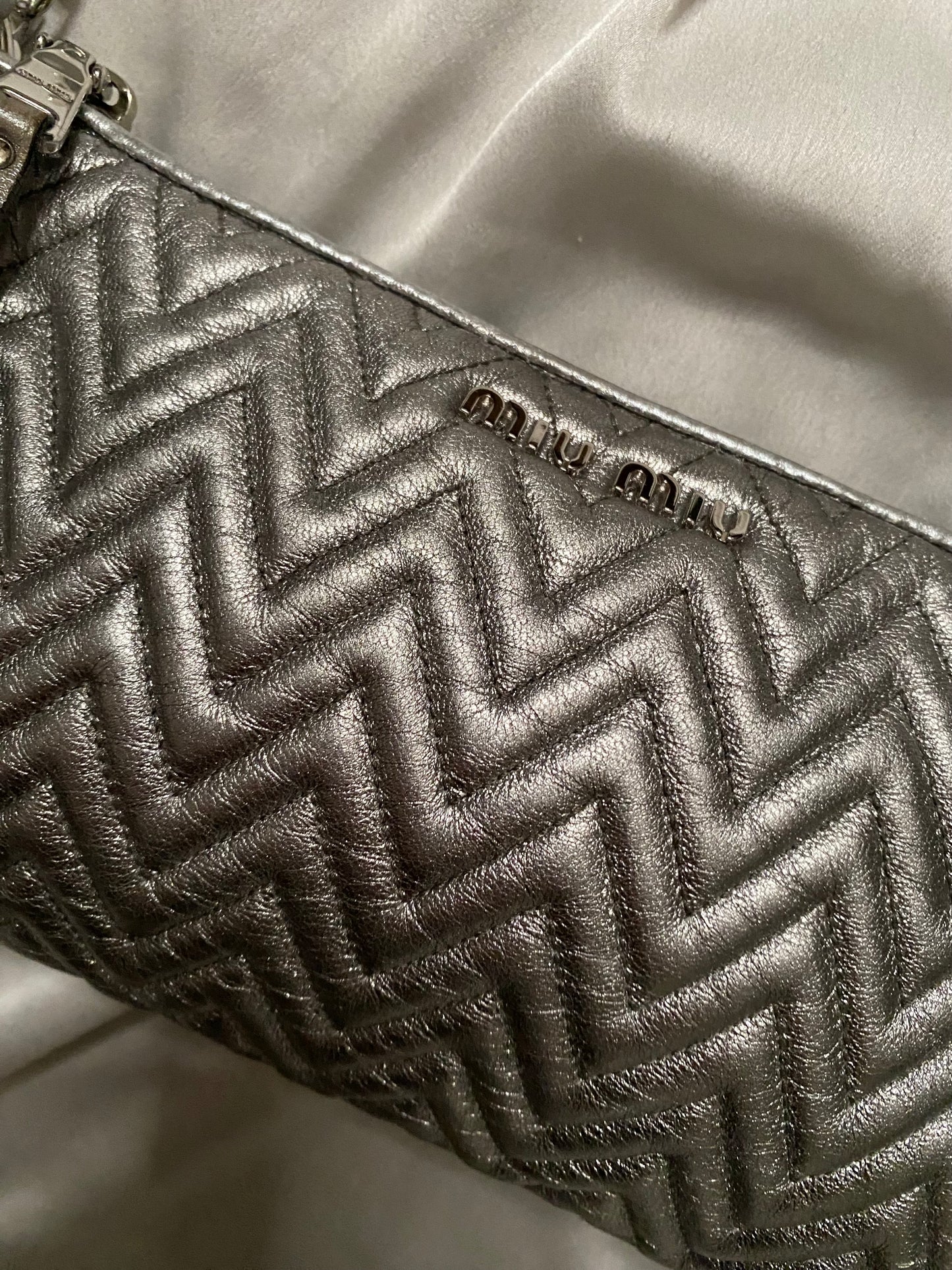 Miu Miu pochette argento metallizzato