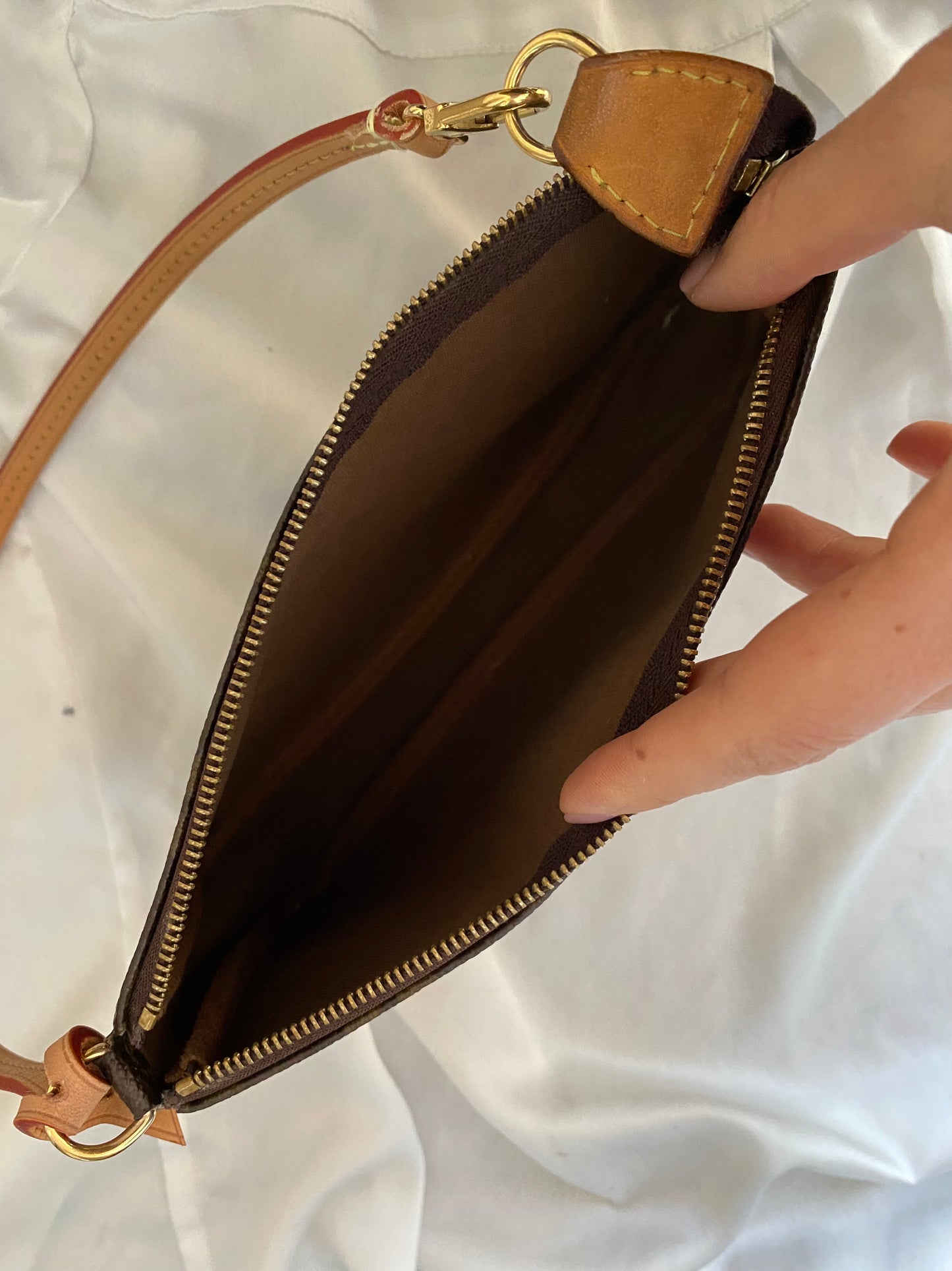 Louis Vuitton pochette accessoire classic monogram