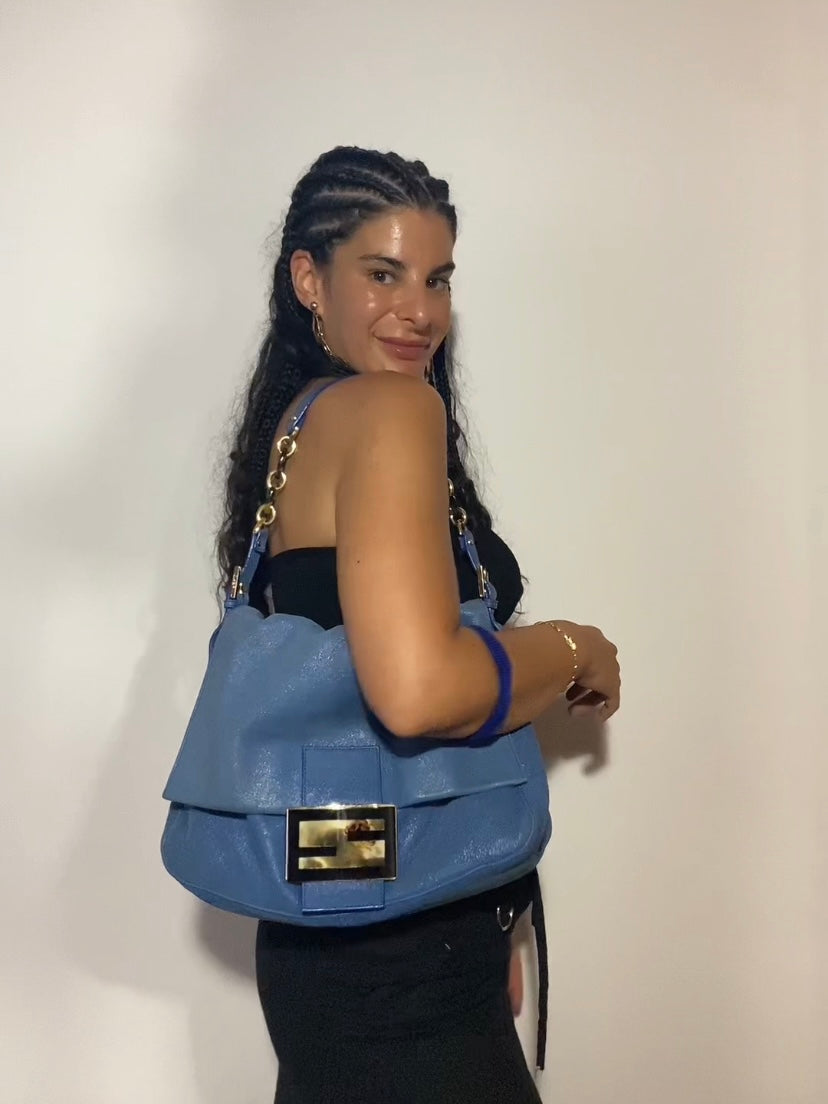 Fendi mamma baguette jumbo in pelle blu marble