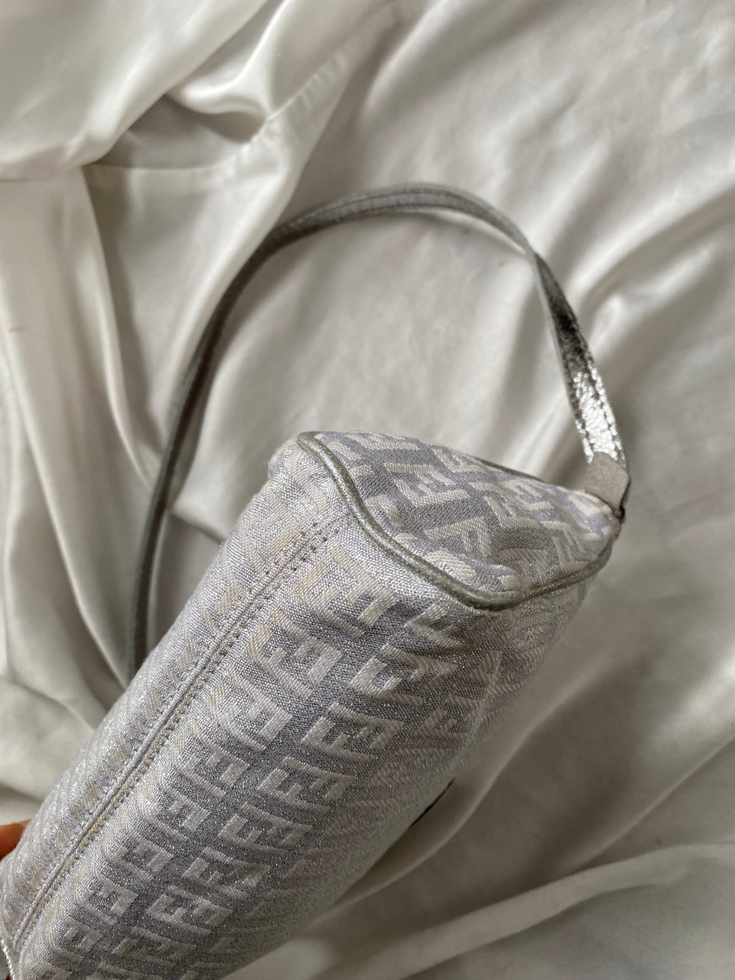 Fendi pochette argento brillante