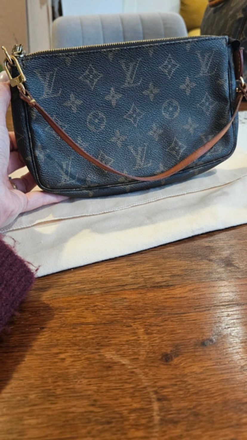 Louis Vuitton pochette accessoire con dustbag