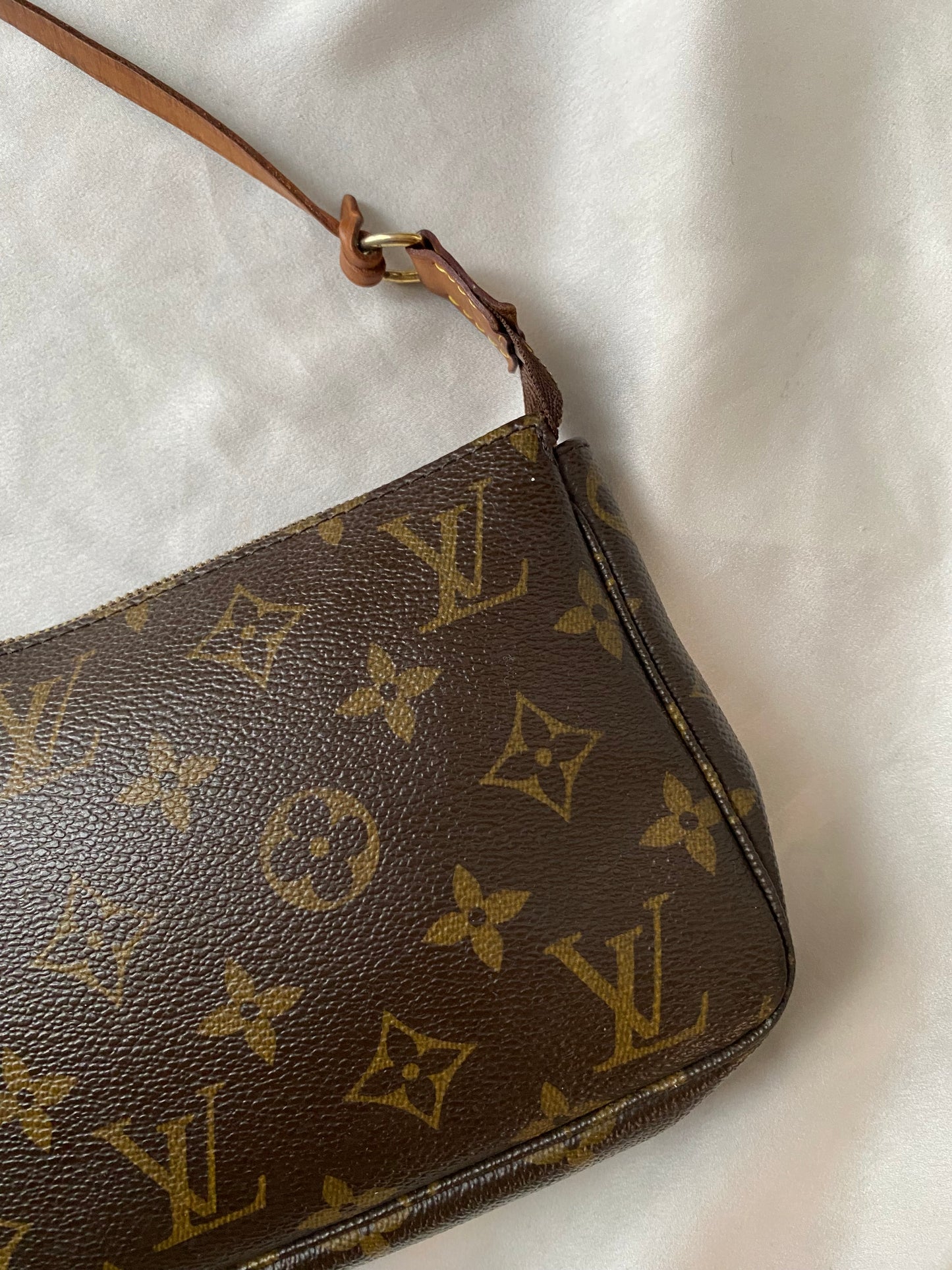 Louis Vuitton pochette accessoire monogram Classico