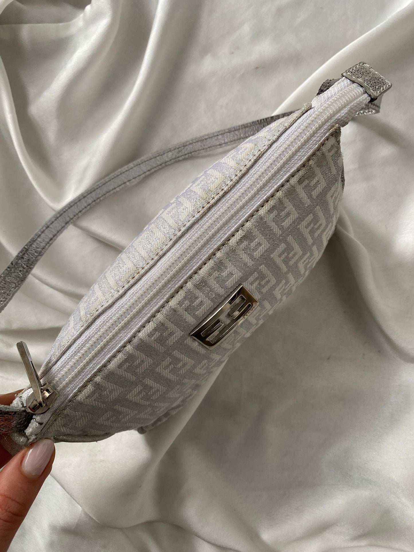Fendi pochette argento brillante