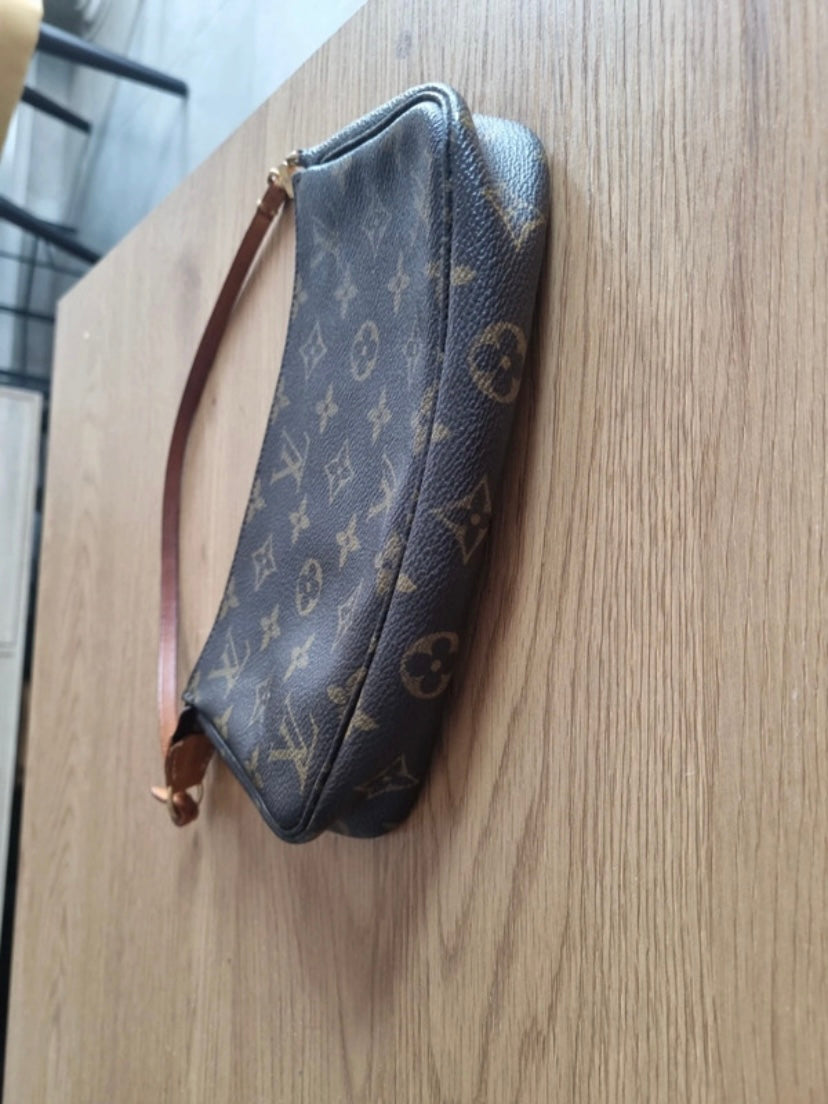 Louis Vuitton pochette accessoire monogram classique
