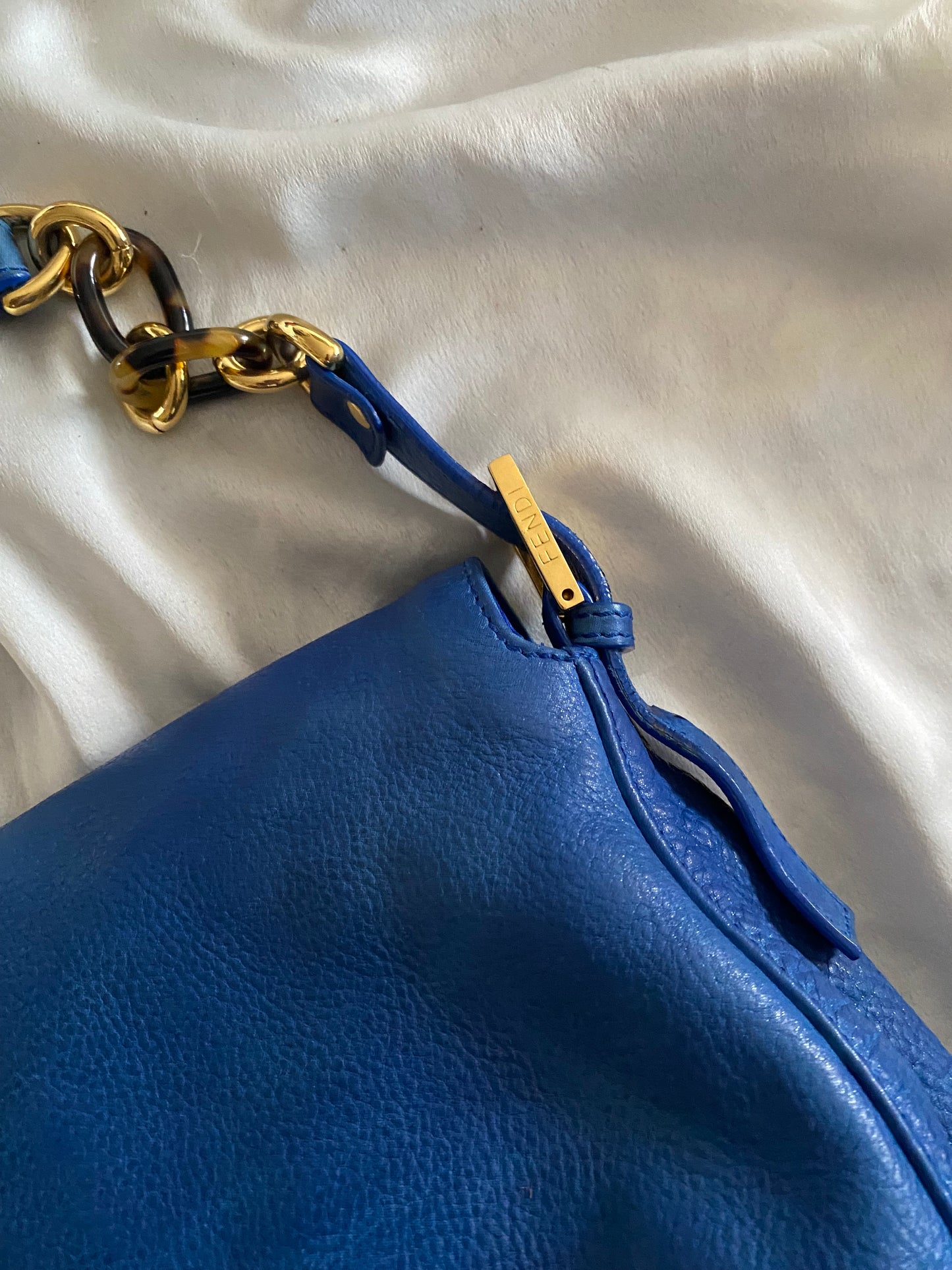 Fendi mamma baguette jumbo in pelle blu marble