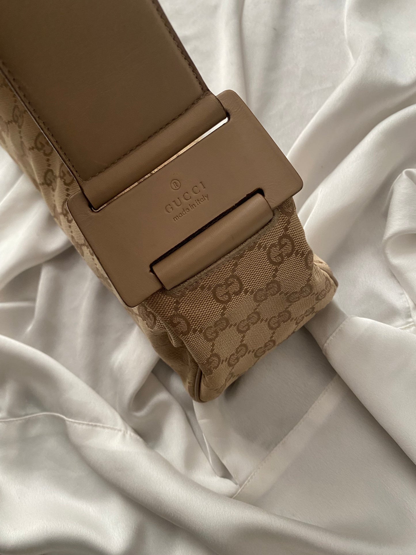 Gucci baguette monogram beige