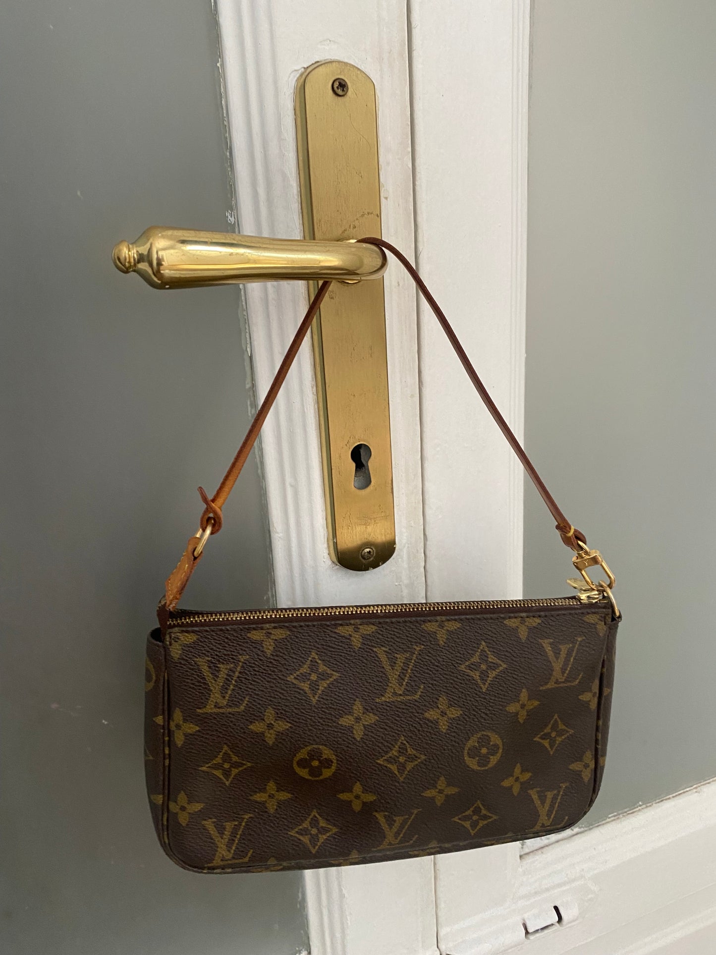 Louis Vuitton pochette accessoire classic monogram