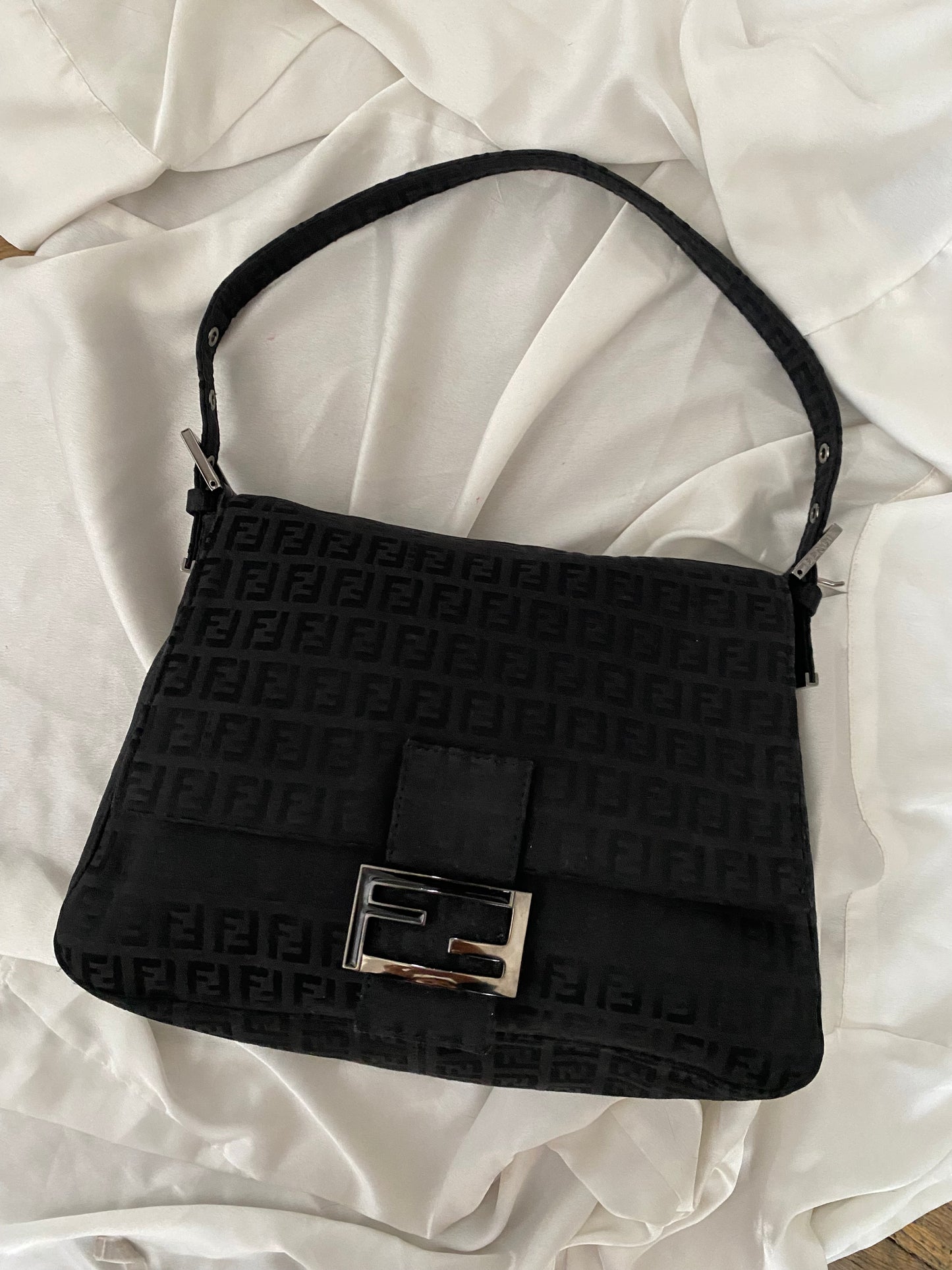 Fendi mamma baguette zucchino black