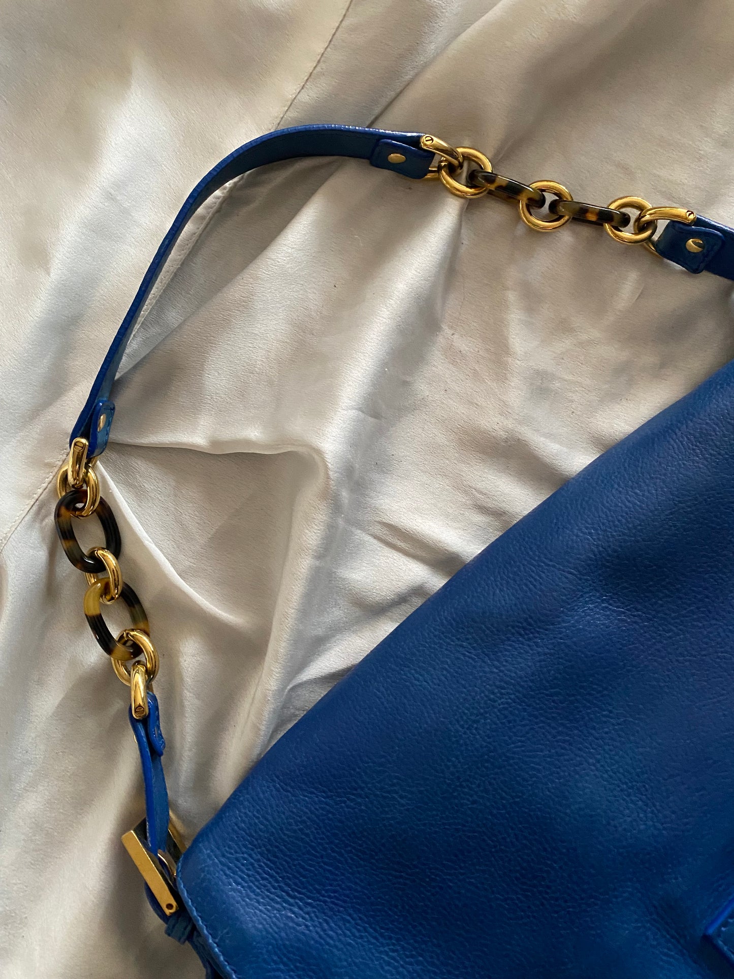Fendi mamma baguette jumbo in pelle blu marble