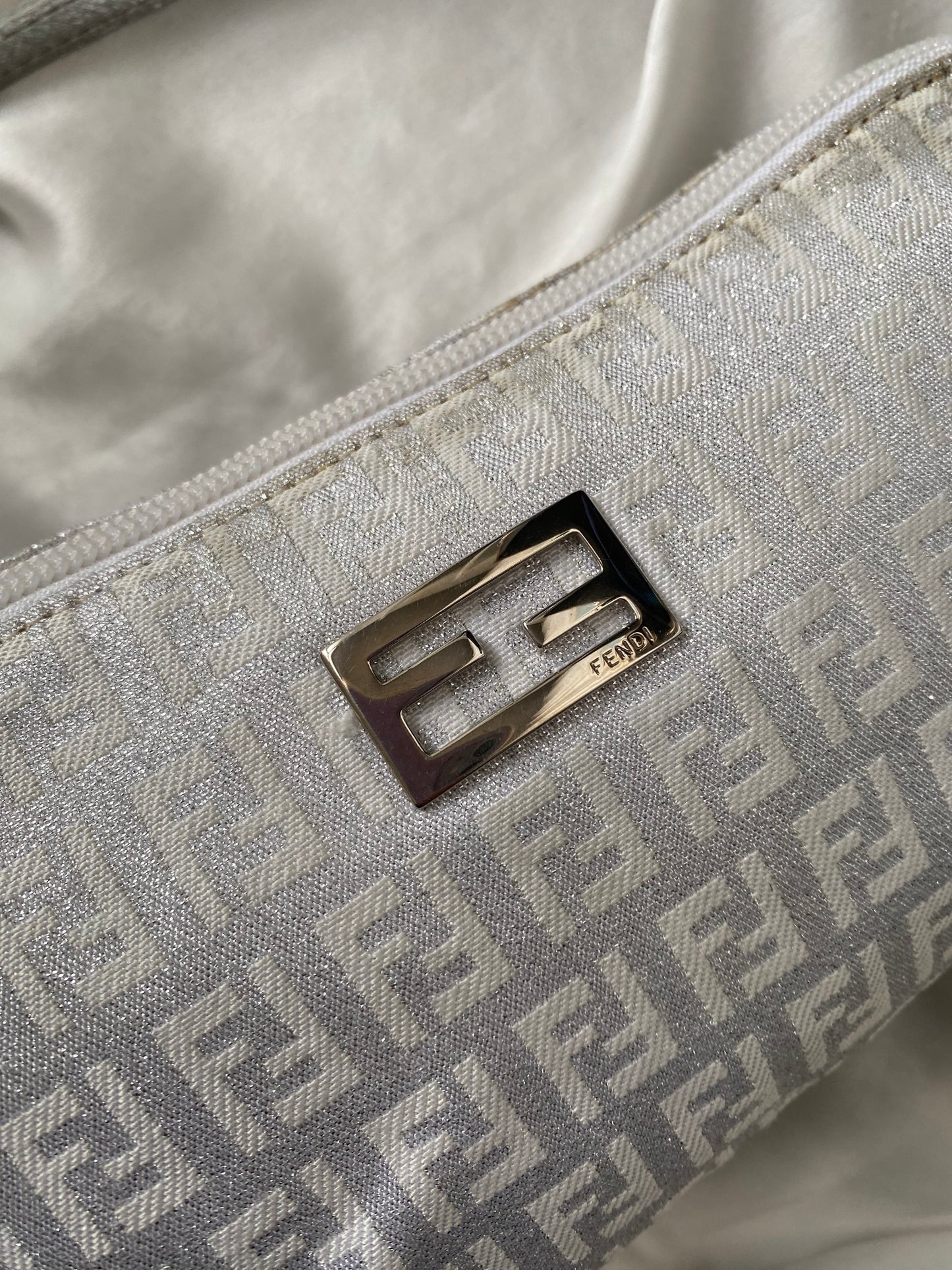 Fendi pochette argento brillante