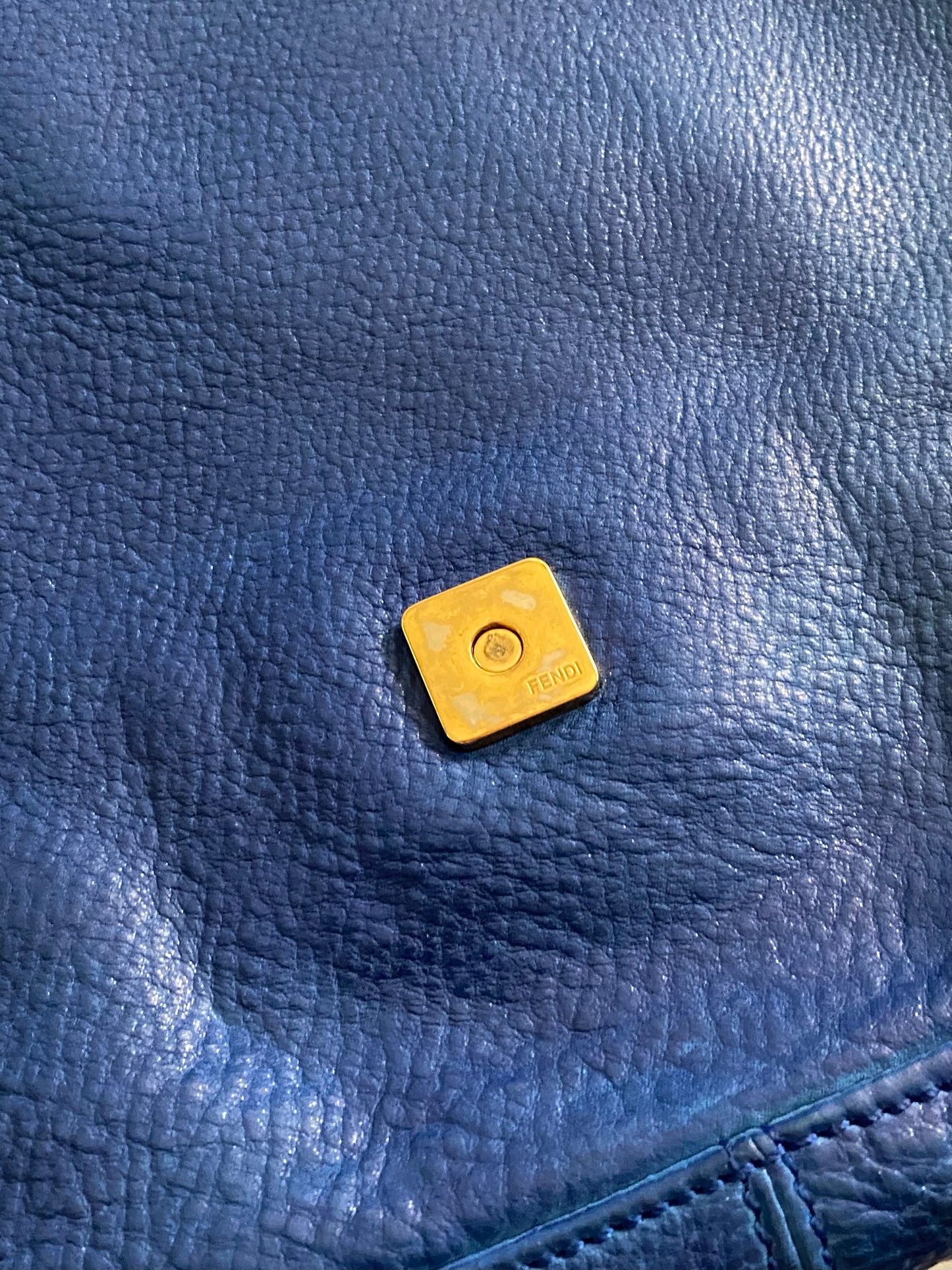 Fendi mamma baguette jumbo in pelle blu marble