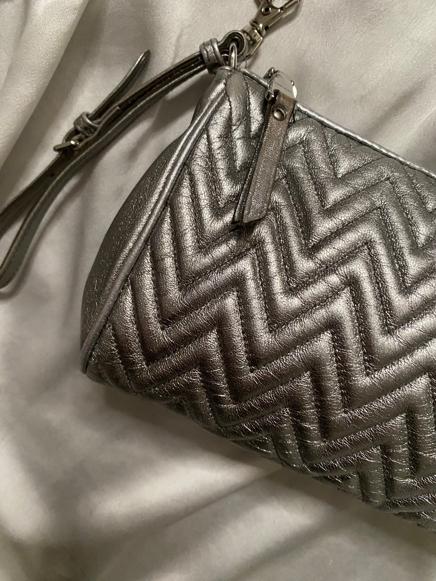 Miu Miu pochette argento metallizzato