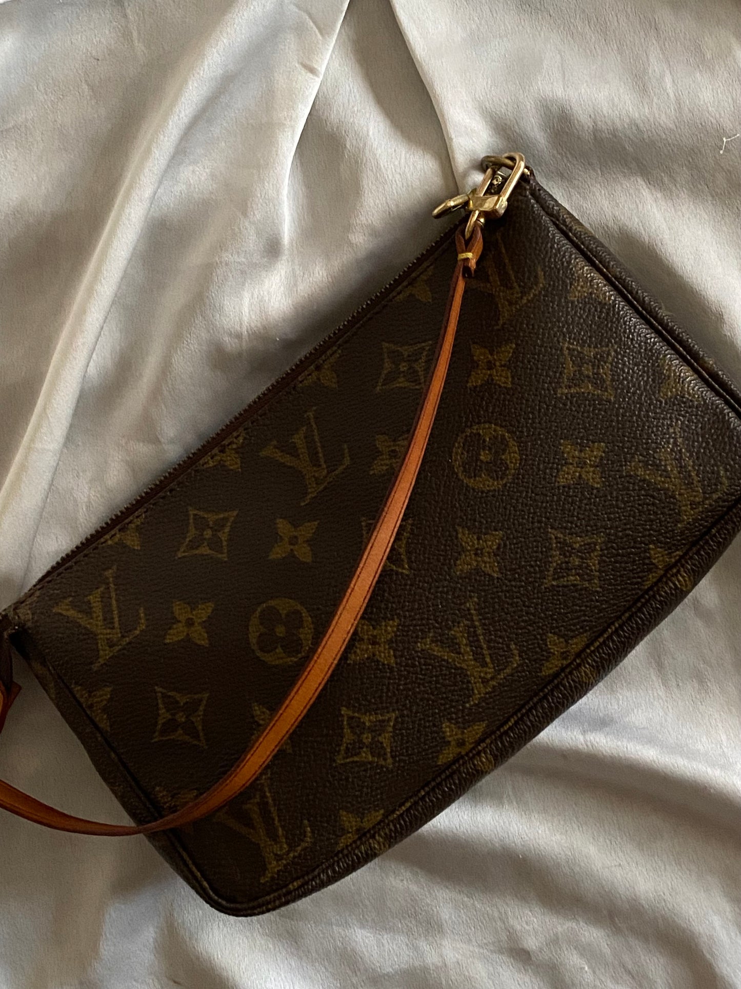 Louis Vuitton pochette accessoire monogram