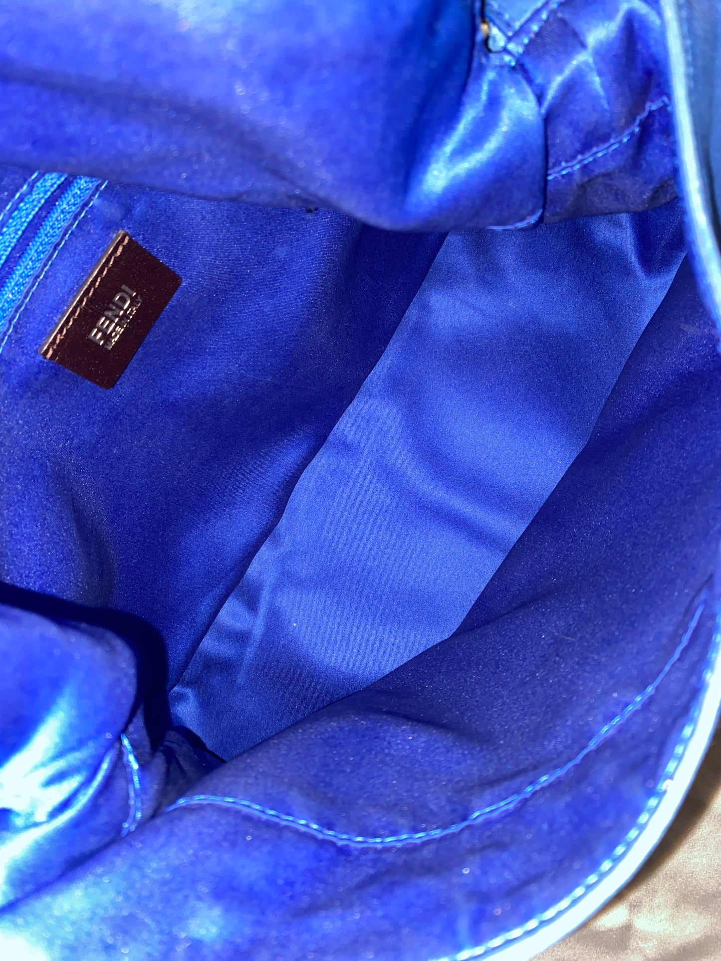 Fendi mamma baguette jumbo in pelle blu marble