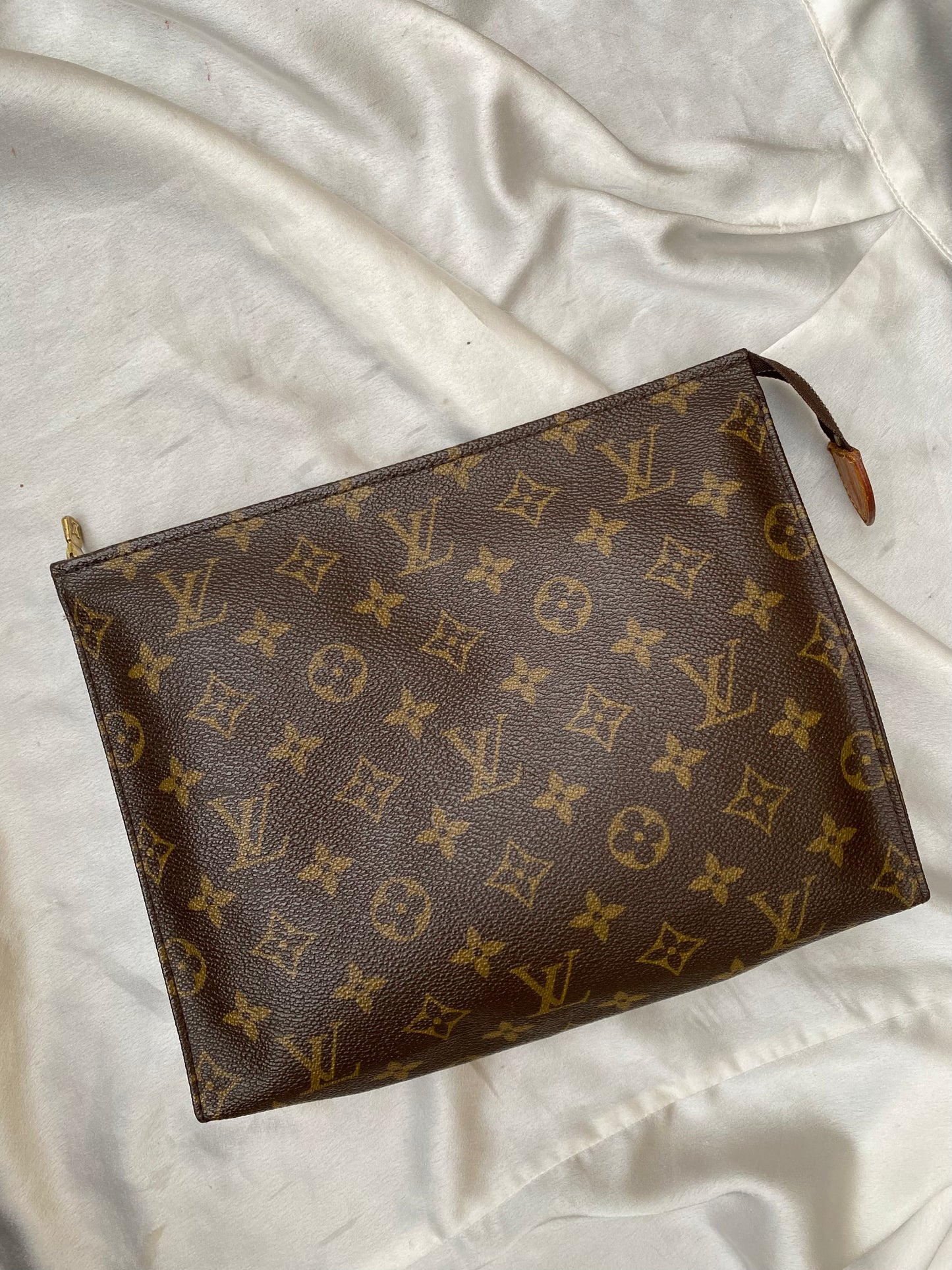 Louis Vuitton trousse toilette 26