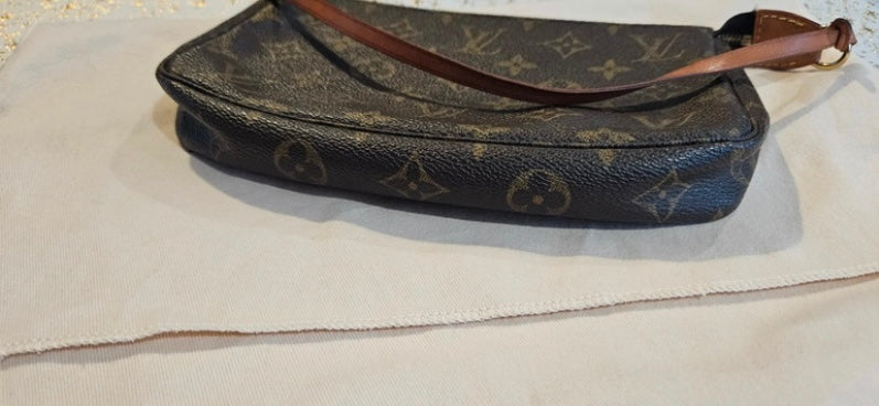 Louis Vuitton pochette accessoire con dustbag