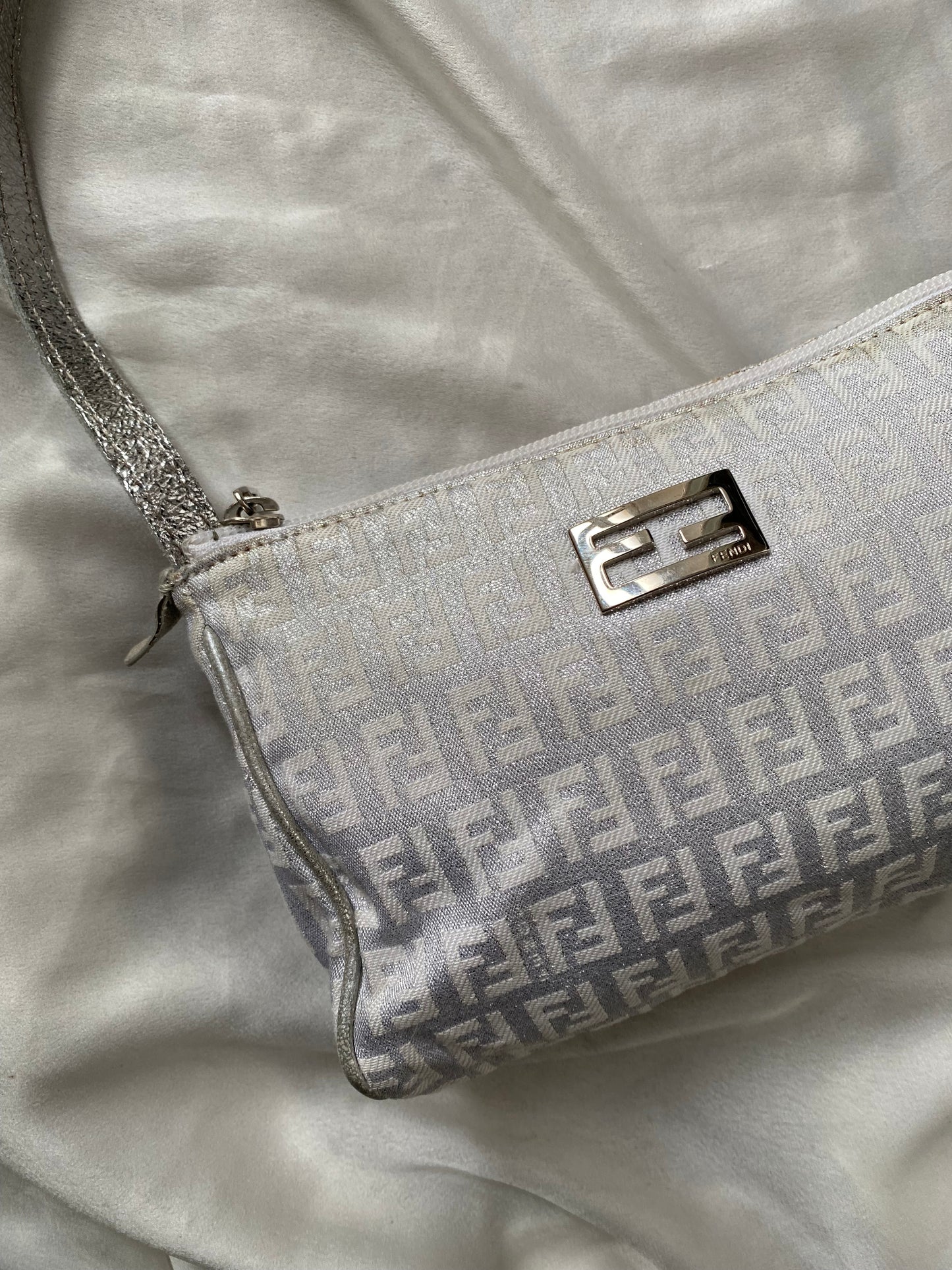 Fendi pochette argento brillante