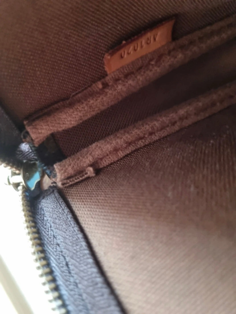 Louis Vuitton pochette accessoire monogram classique